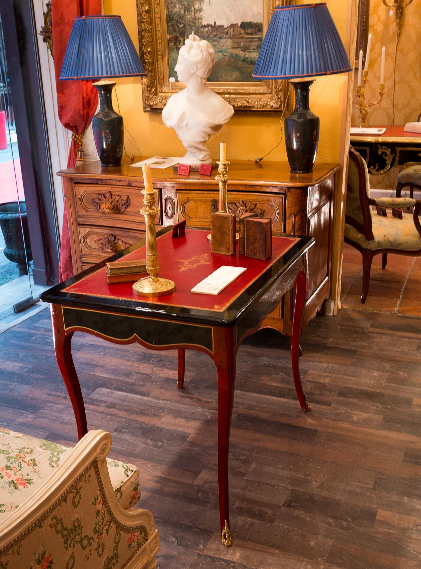 French Louis XV Period Small Desk in Fruitwood Lacquered, circa 1740-1750 1