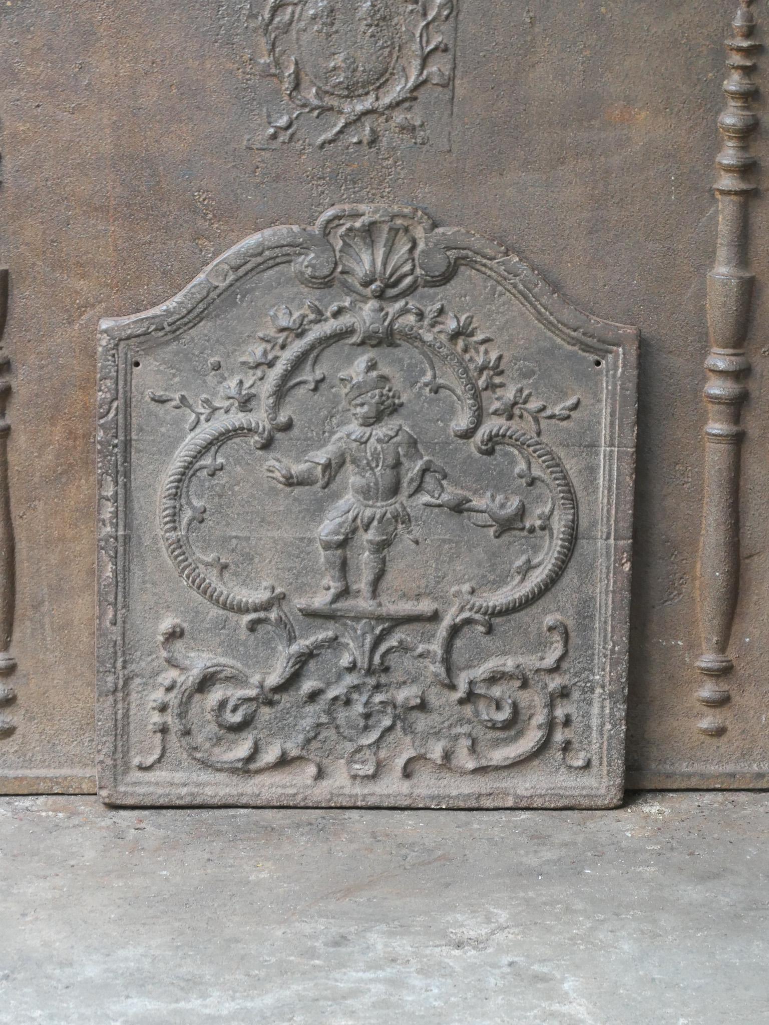 Caminetto francese del XVIII secolo in stile Luigi V con un musicista di strada.

Lo schienale è in ghisa e presenta una patina marrone naturale. Su richiesta può essere realizzato in nero o peltro senza costi aggiuntivi. Lo schienale del camino è