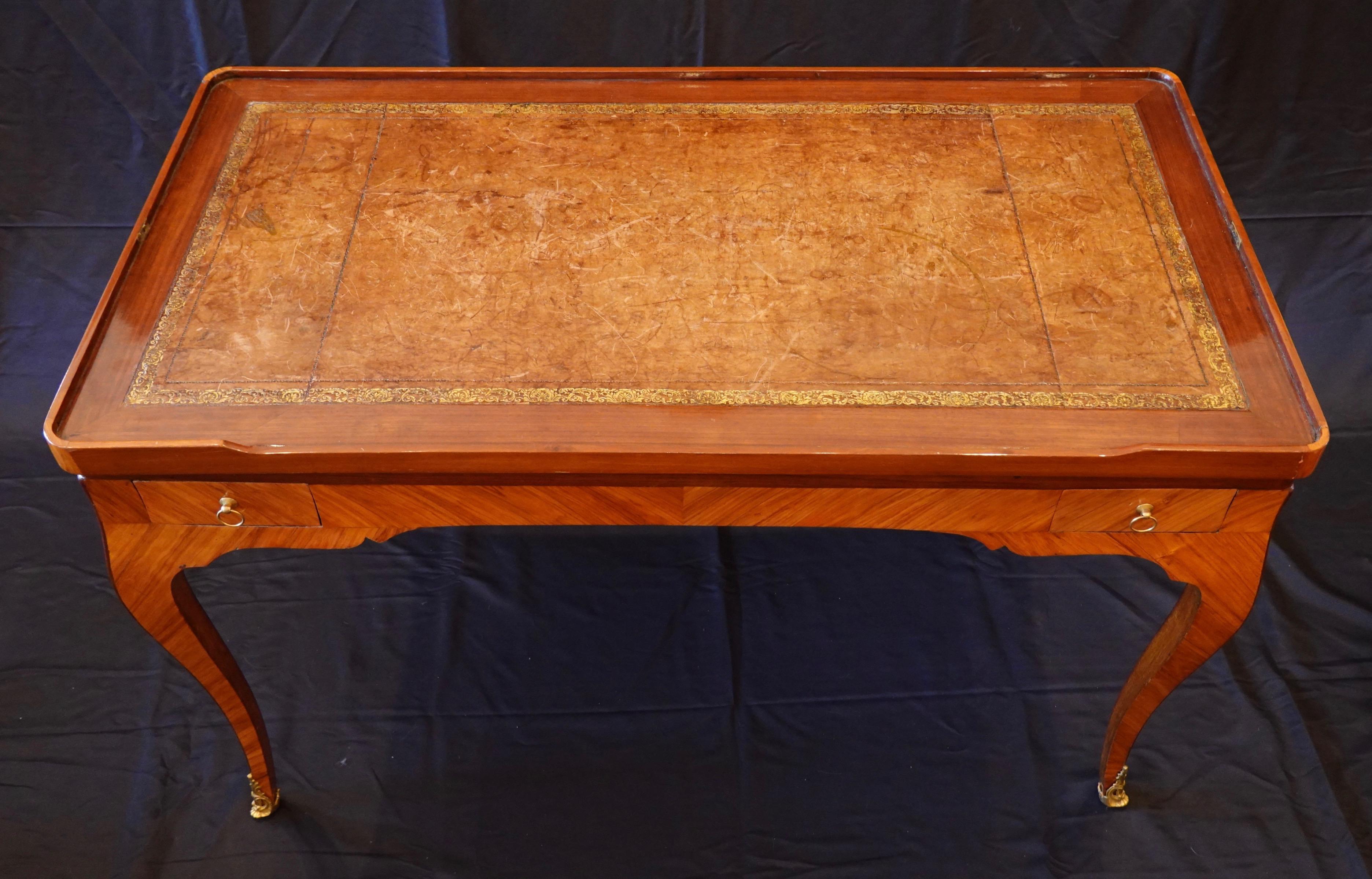 Mesa francesa Tric Trac o Backgammon de época Luis XV con el sello P. Roussel en venta 5