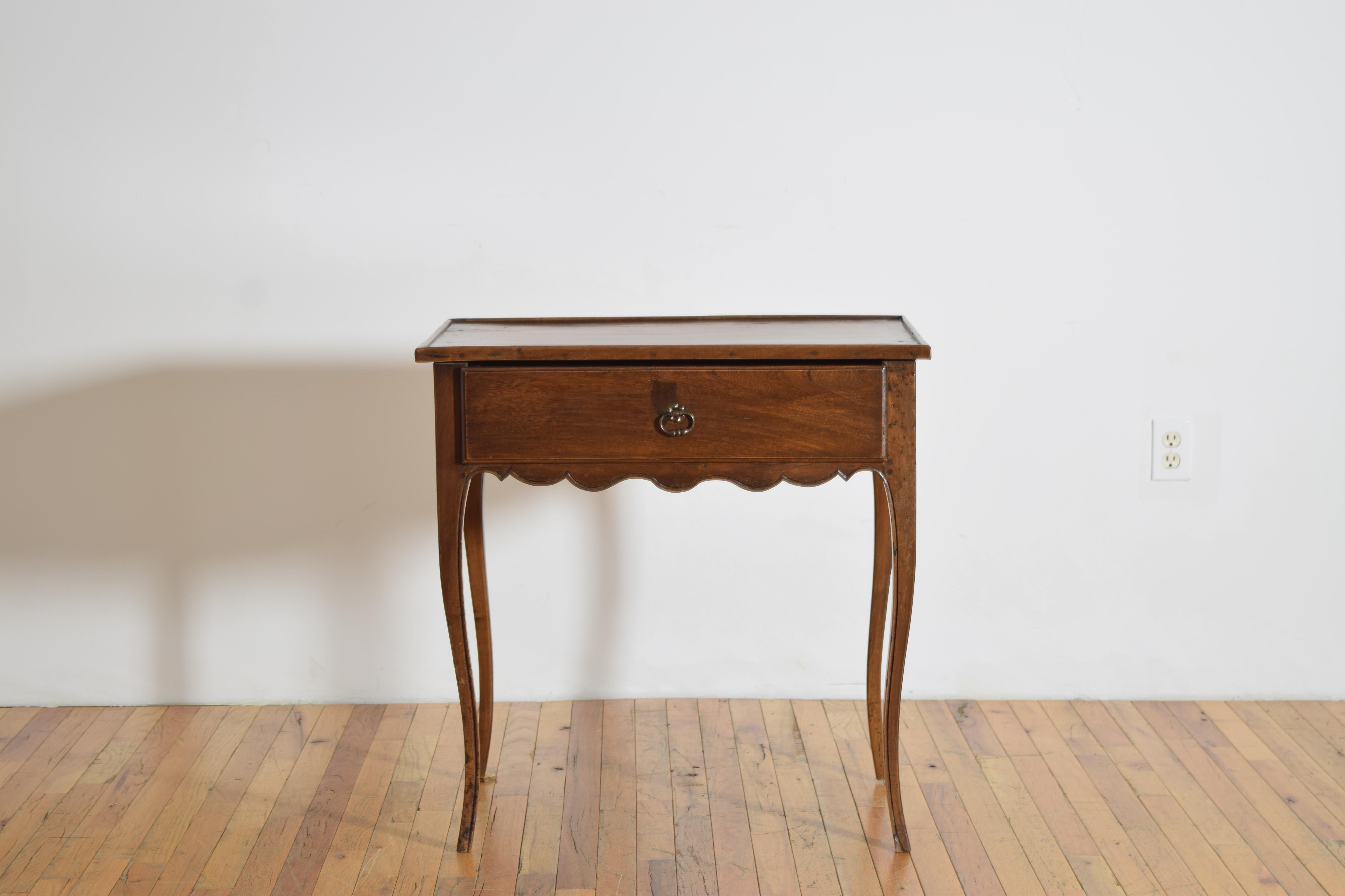 French Louis XV Period Walnut 1-Drawer Table, mid 18th century In Good Condition For Sale In Atlanta, GA