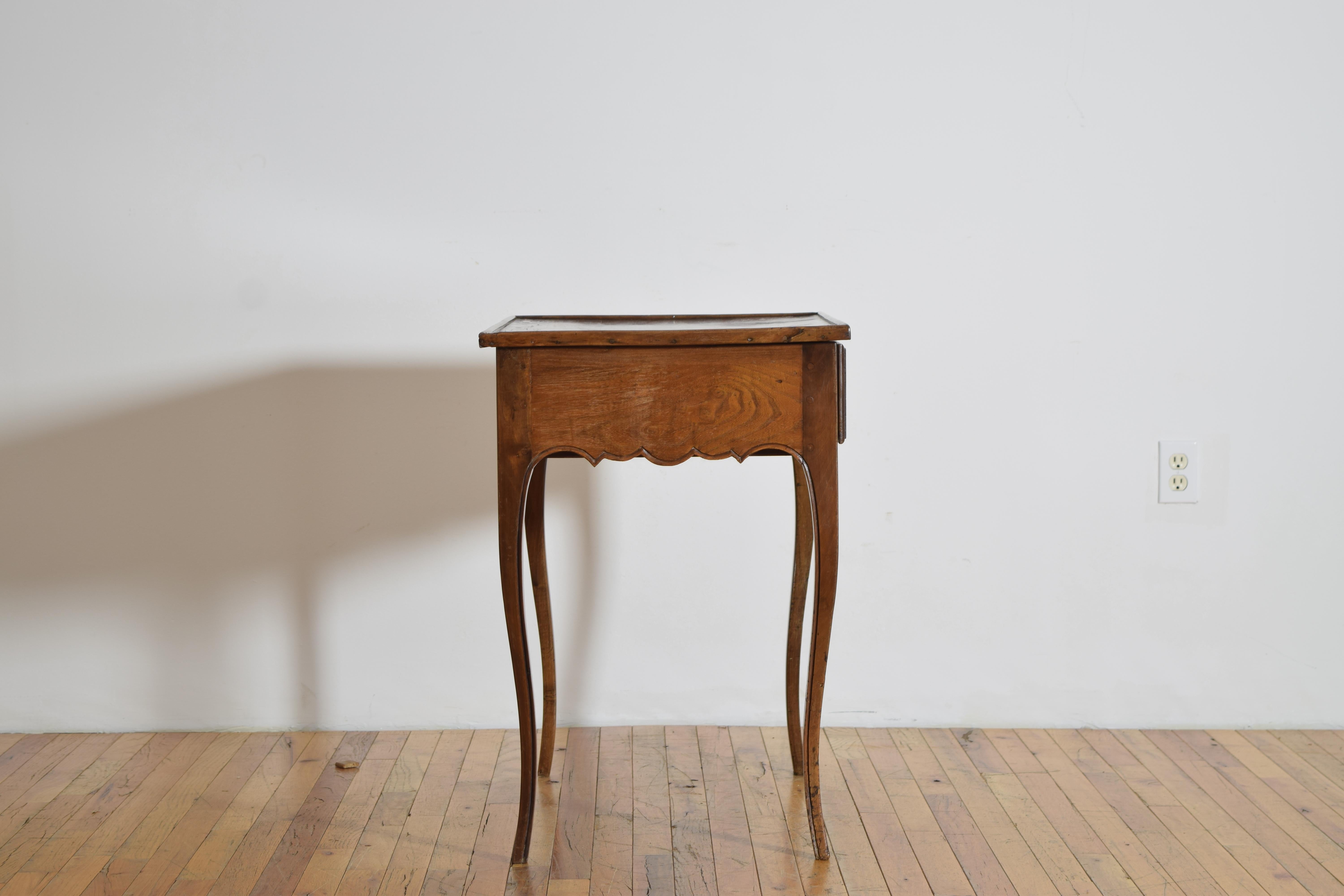 French Louis XV Period Walnut 1-Drawer Table, mid 18th century For Sale 1