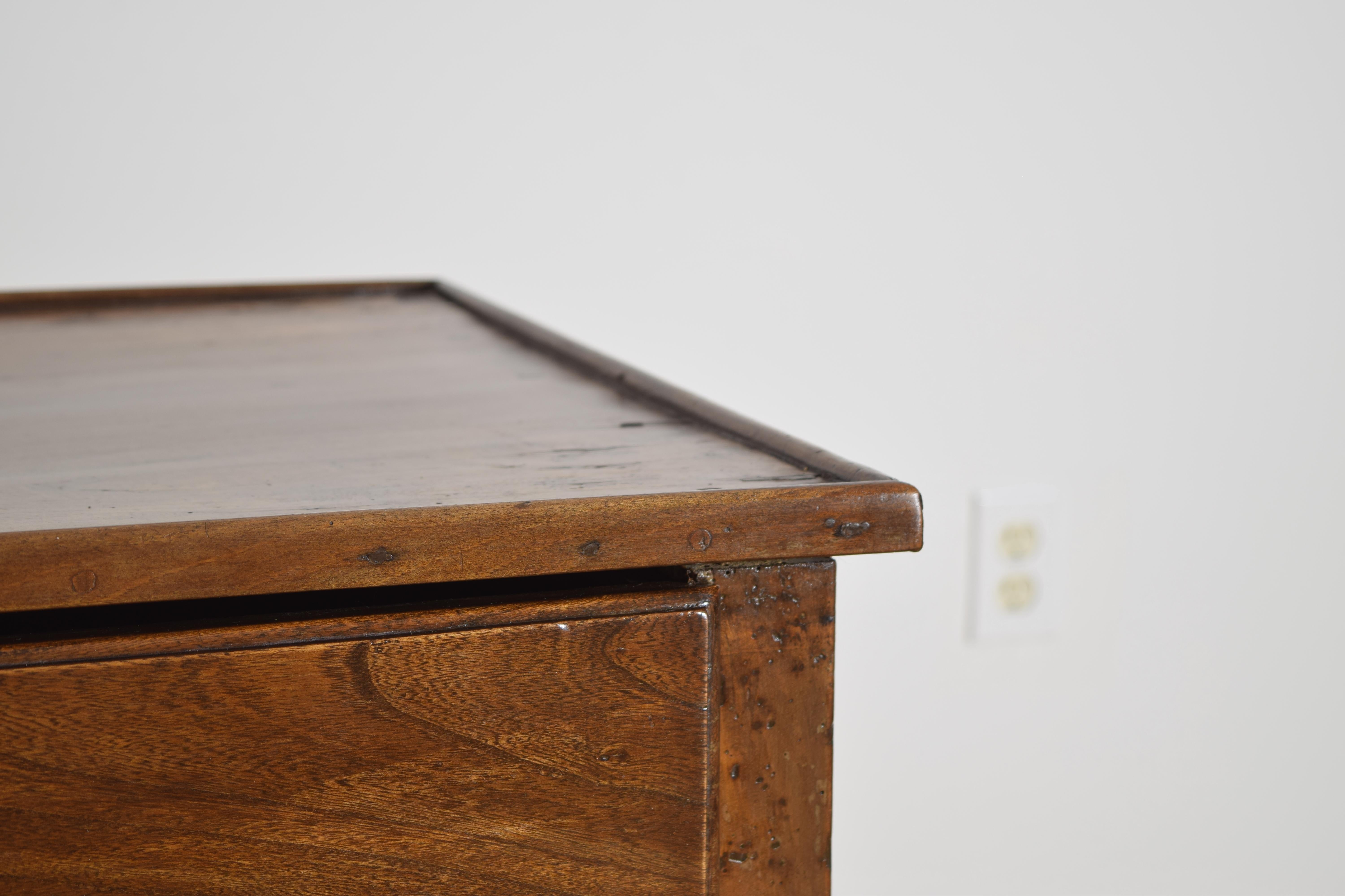 French Louis XV Period Walnut 1-Drawer Table, mid 18th century For Sale 3