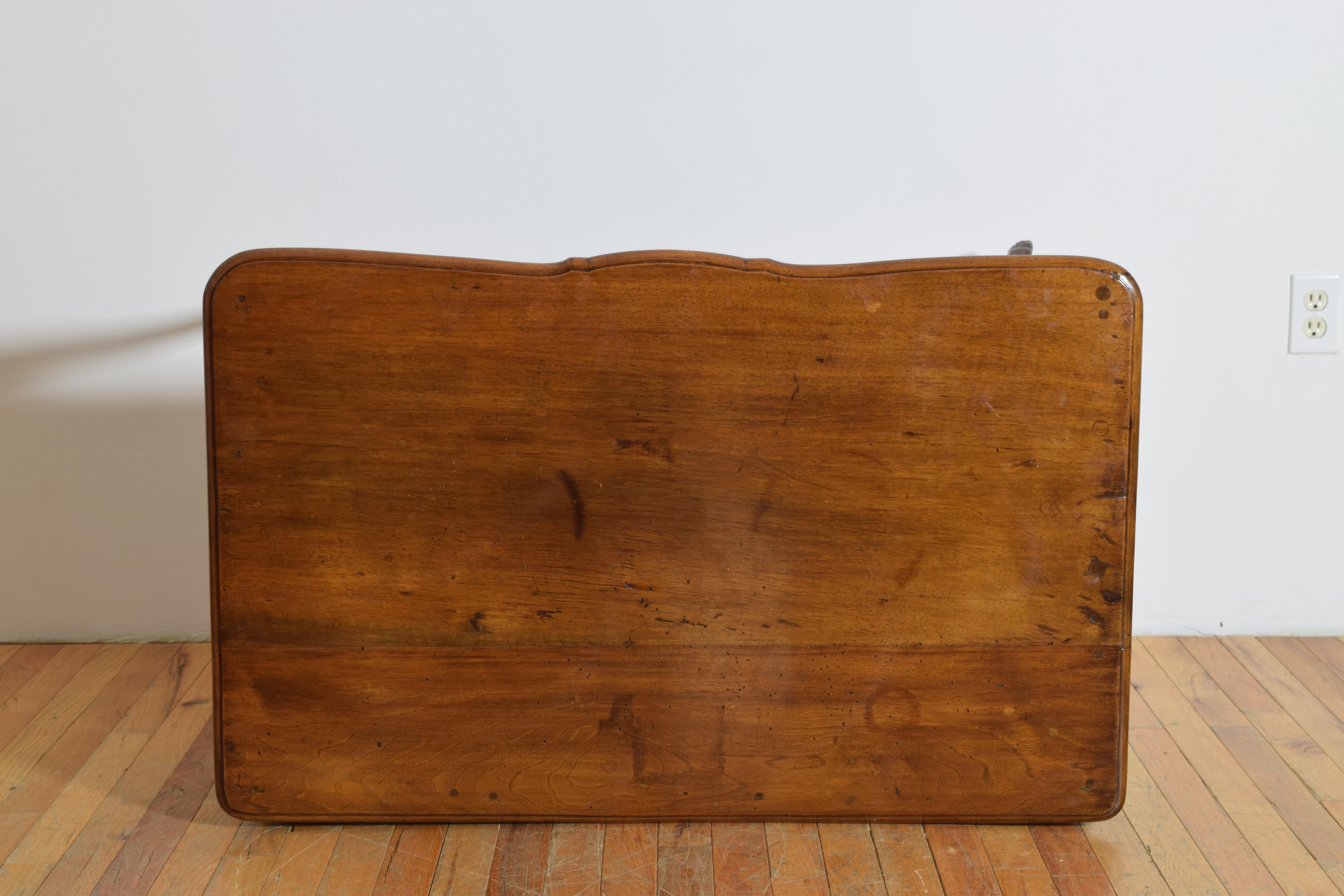 Tavolo da scrittura a 1 cassetto in noce francese del periodo Luigi XV, metà del XVIII secolo in vendita 5