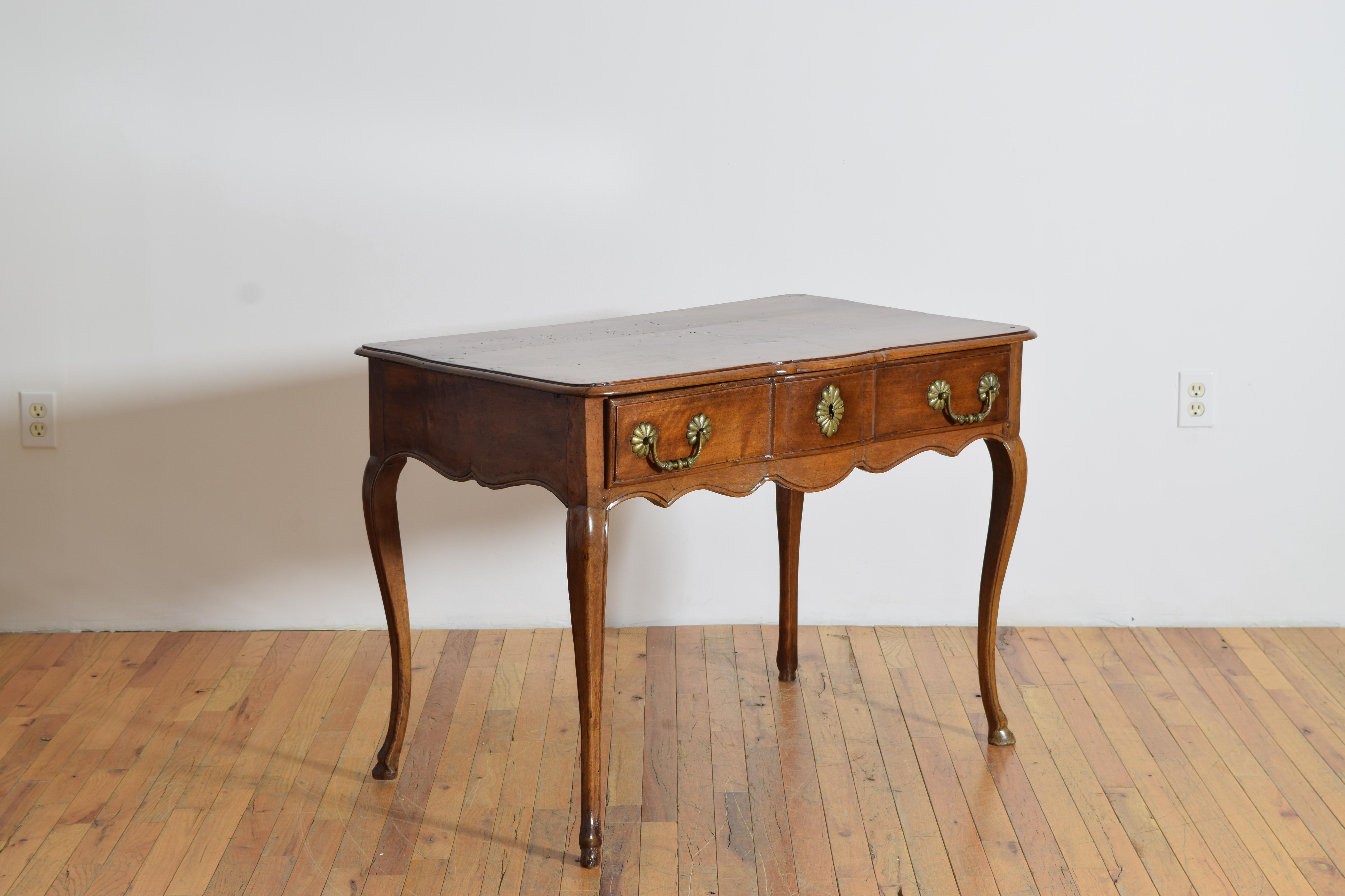 Il piano è rettangolare con angoli arrotondati e modanati e la parte superiore è costituita da una cassa che ospita un cassetto; la cassa ha un grembiule sagomato e i cassetti sono dotati di tiretti in ottone antico.