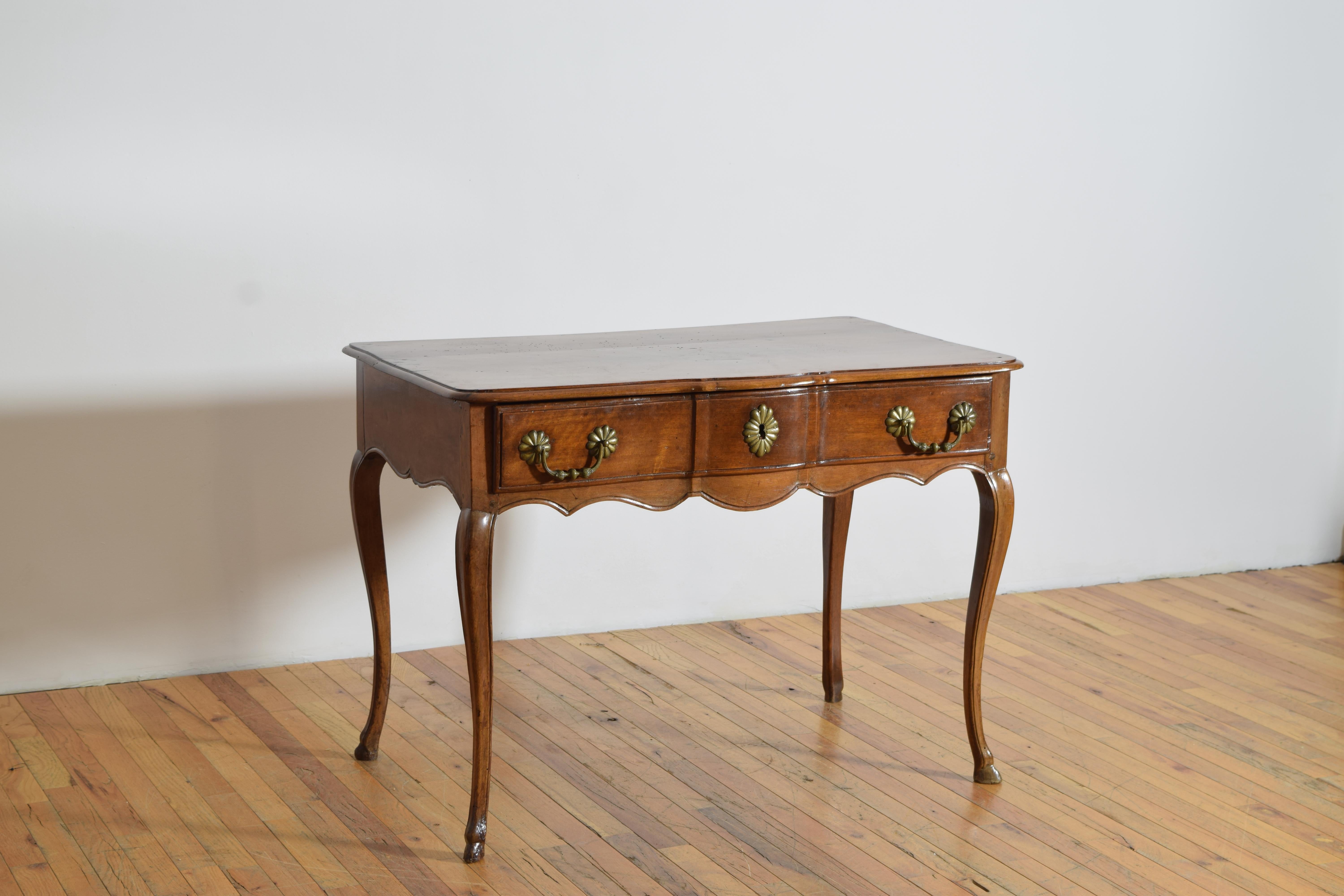 Francese Tavolo da scrittura a 1 cassetto in noce francese del periodo Luigi XV, metà del XVIII secolo in vendita