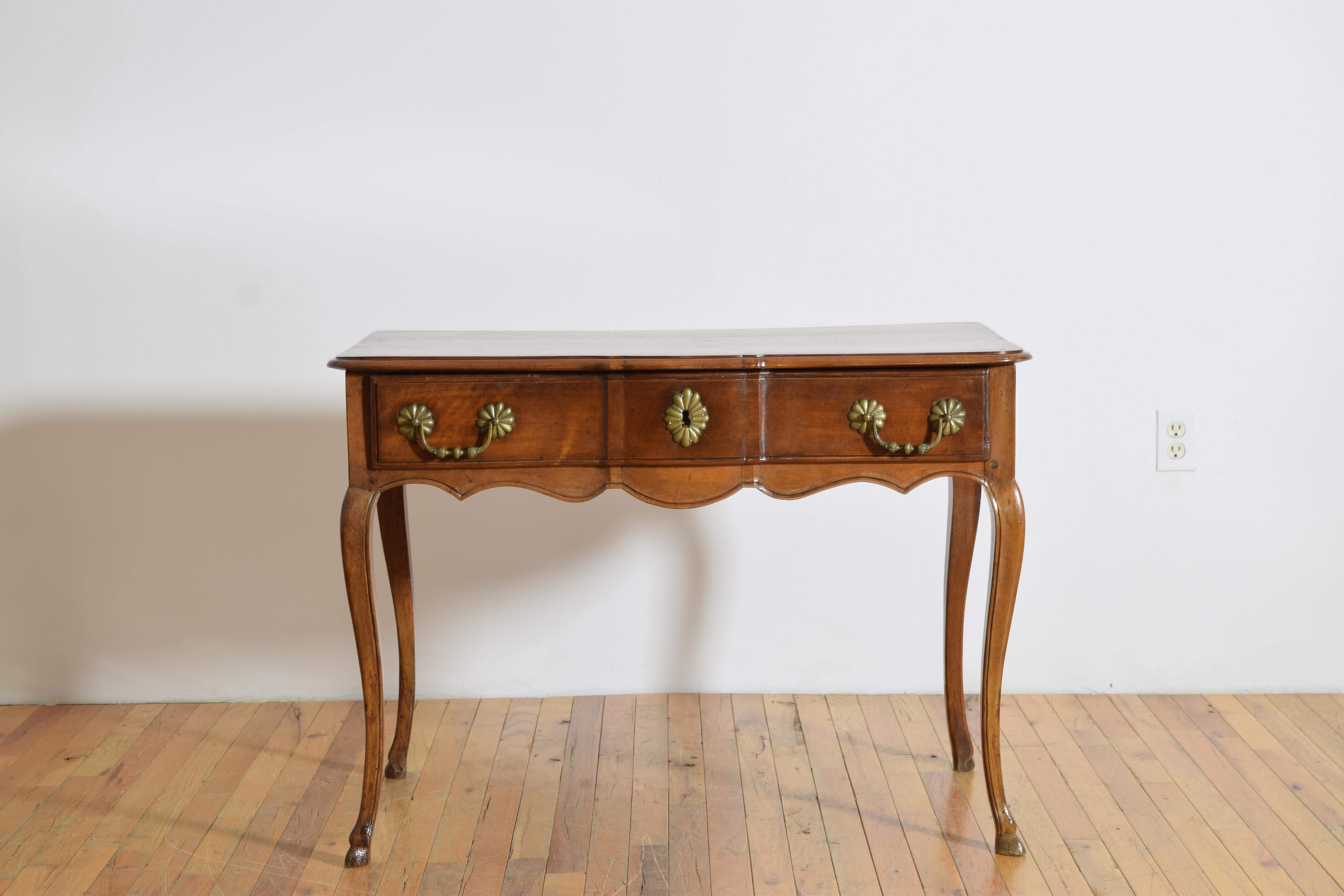Tavolo da scrittura a 1 cassetto in noce francese del periodo Luigi XV, metà del XVIII secolo In condizioni buone in vendita a Atlanta, GA