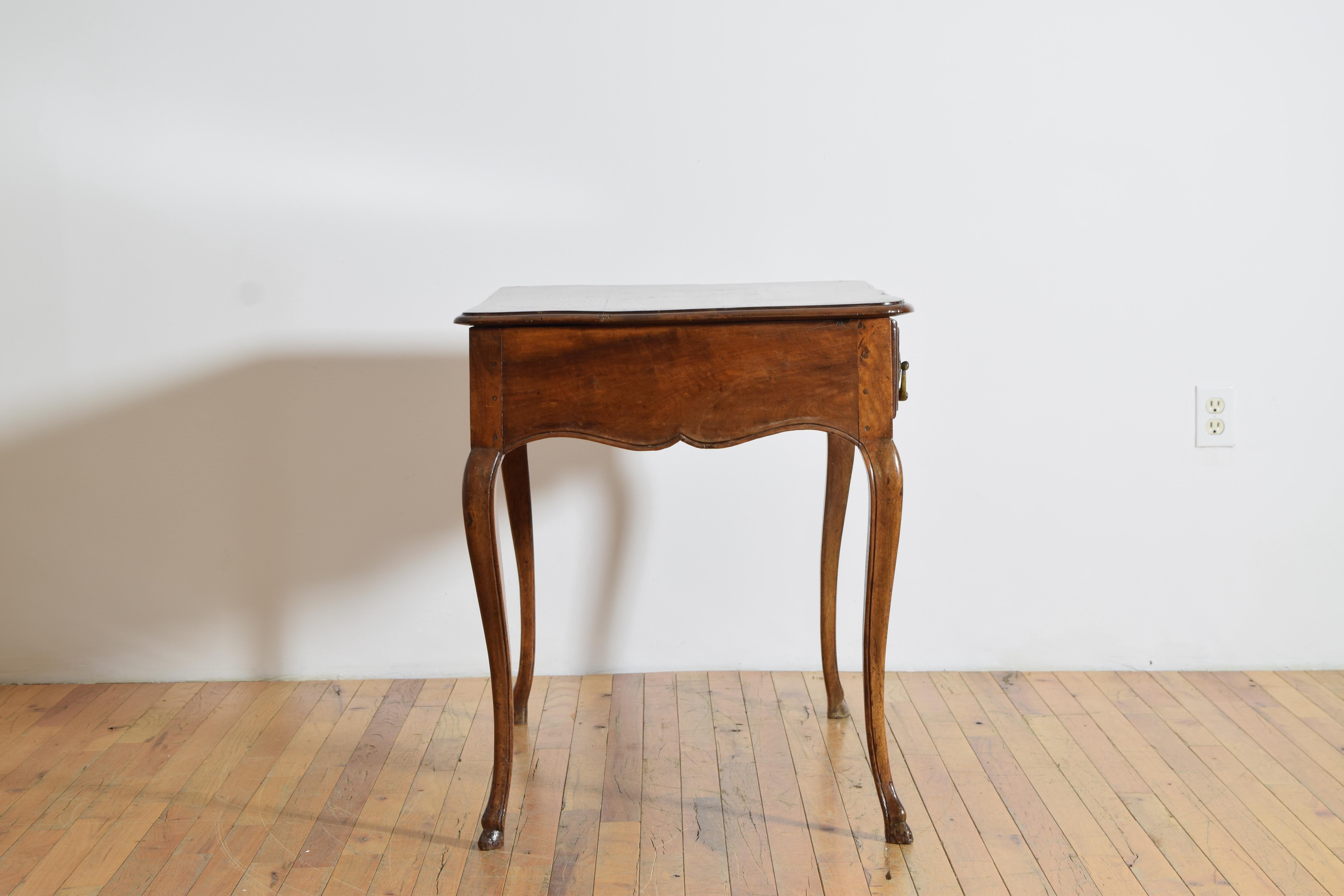 Noce Tavolo da scrittura a 1 cassetto in noce francese del periodo Luigi XV, metà del XVIII secolo in vendita