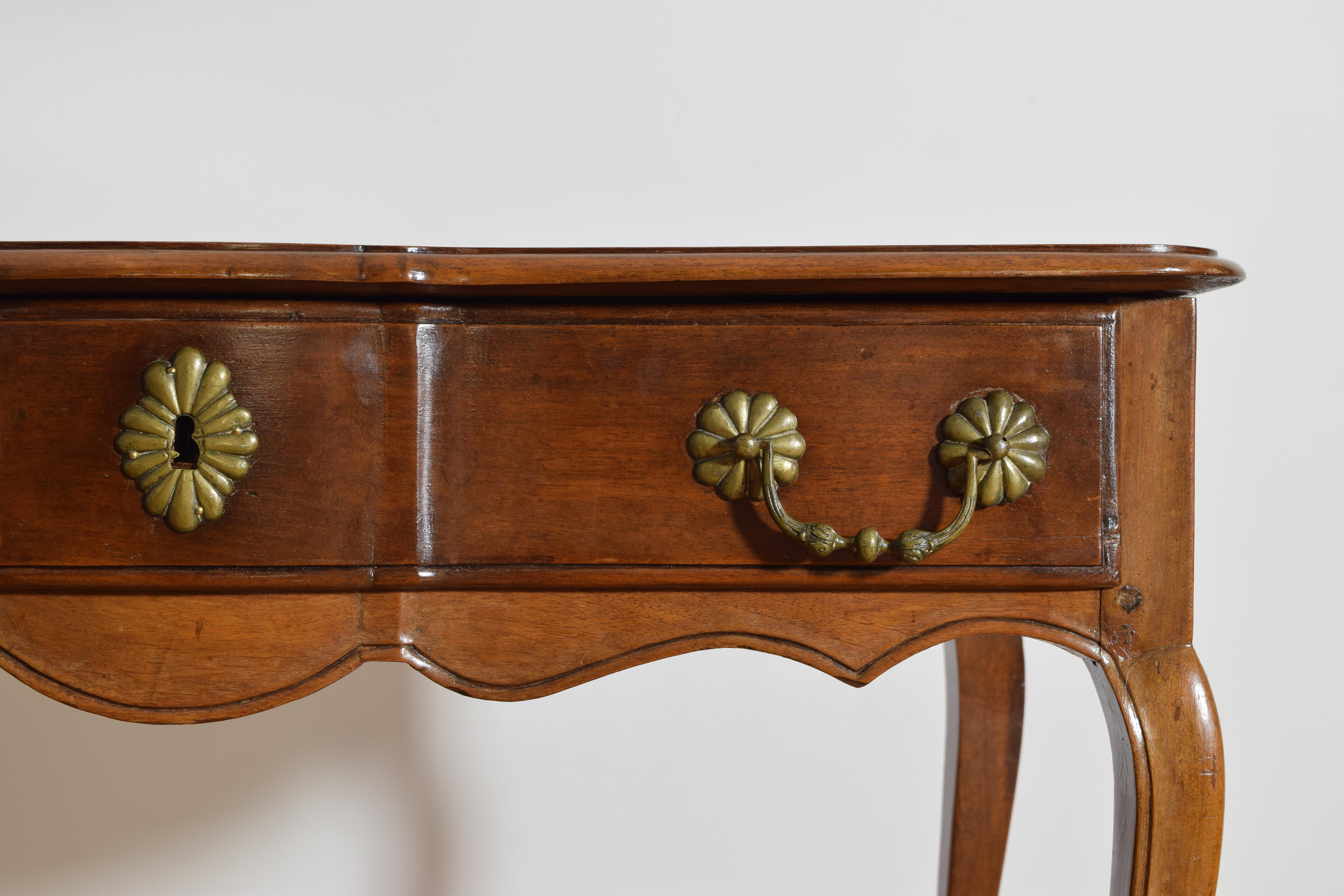 Tavolo da scrittura a 1 cassetto in noce francese del periodo Luigi XV, metà del XVIII secolo in vendita 3