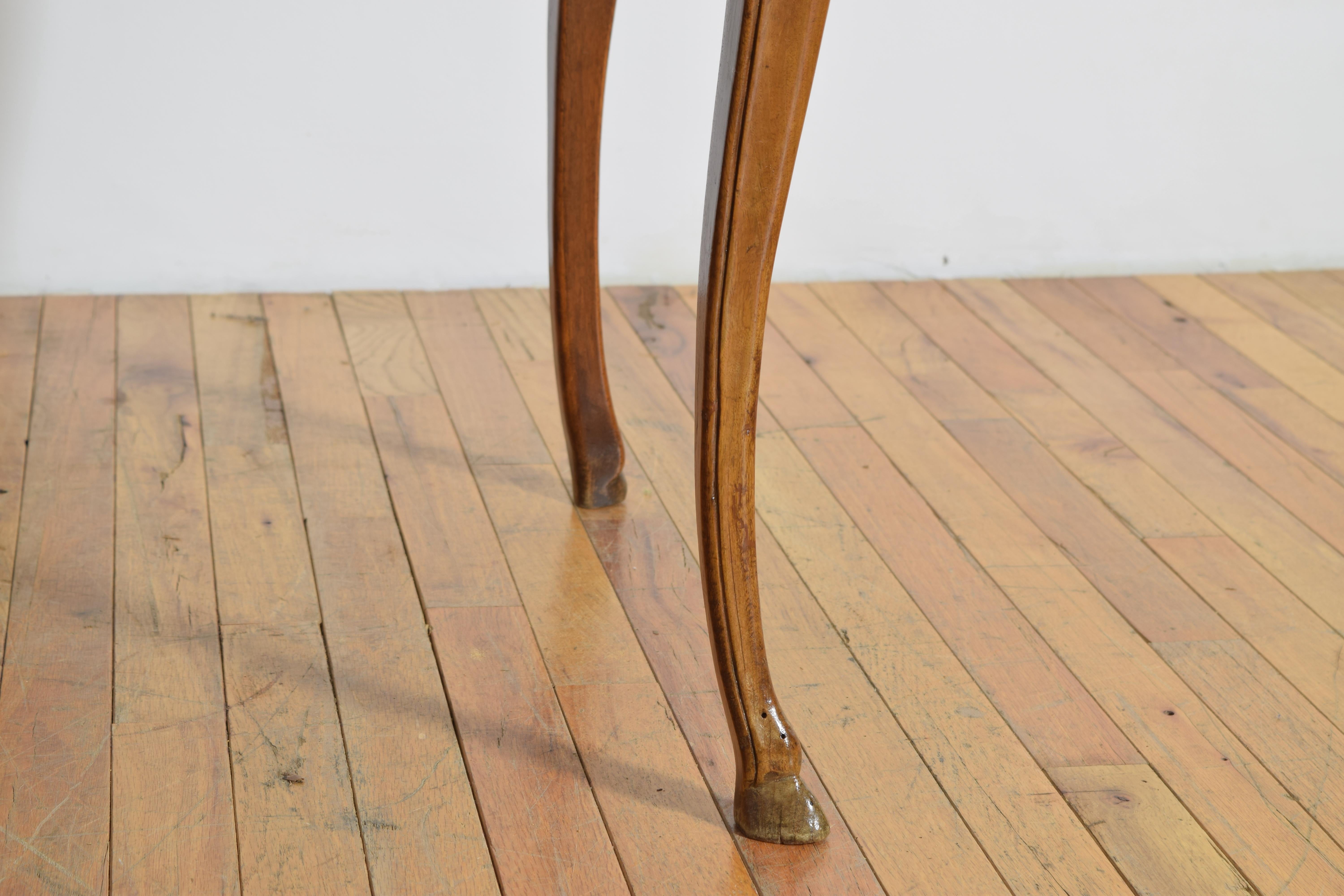 Tavolo da scrittura a 1 cassetto in noce francese del periodo Luigi XV, metà del XVIII secolo in vendita 4