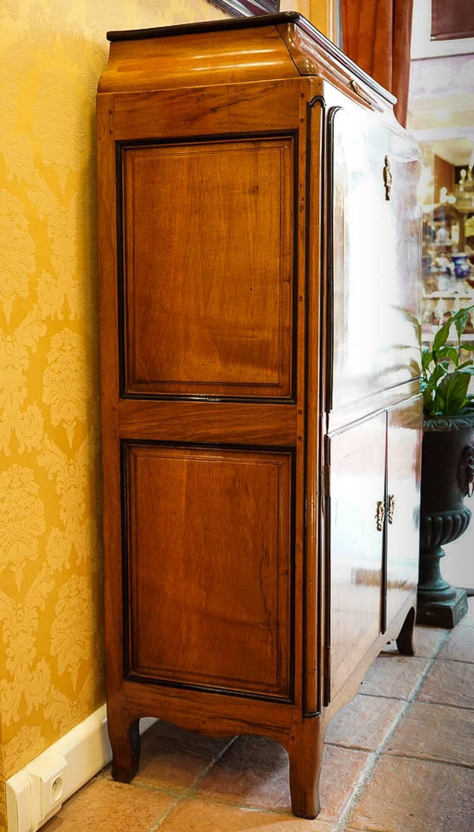 We are pleased to present you, an excellent and gorgeous mid-18th century, French-Parisian Louis XV period, drop-front secretary in walnut. The top part in black lacquered walnut. The drop-front is decorated with a slender-net of black varnish