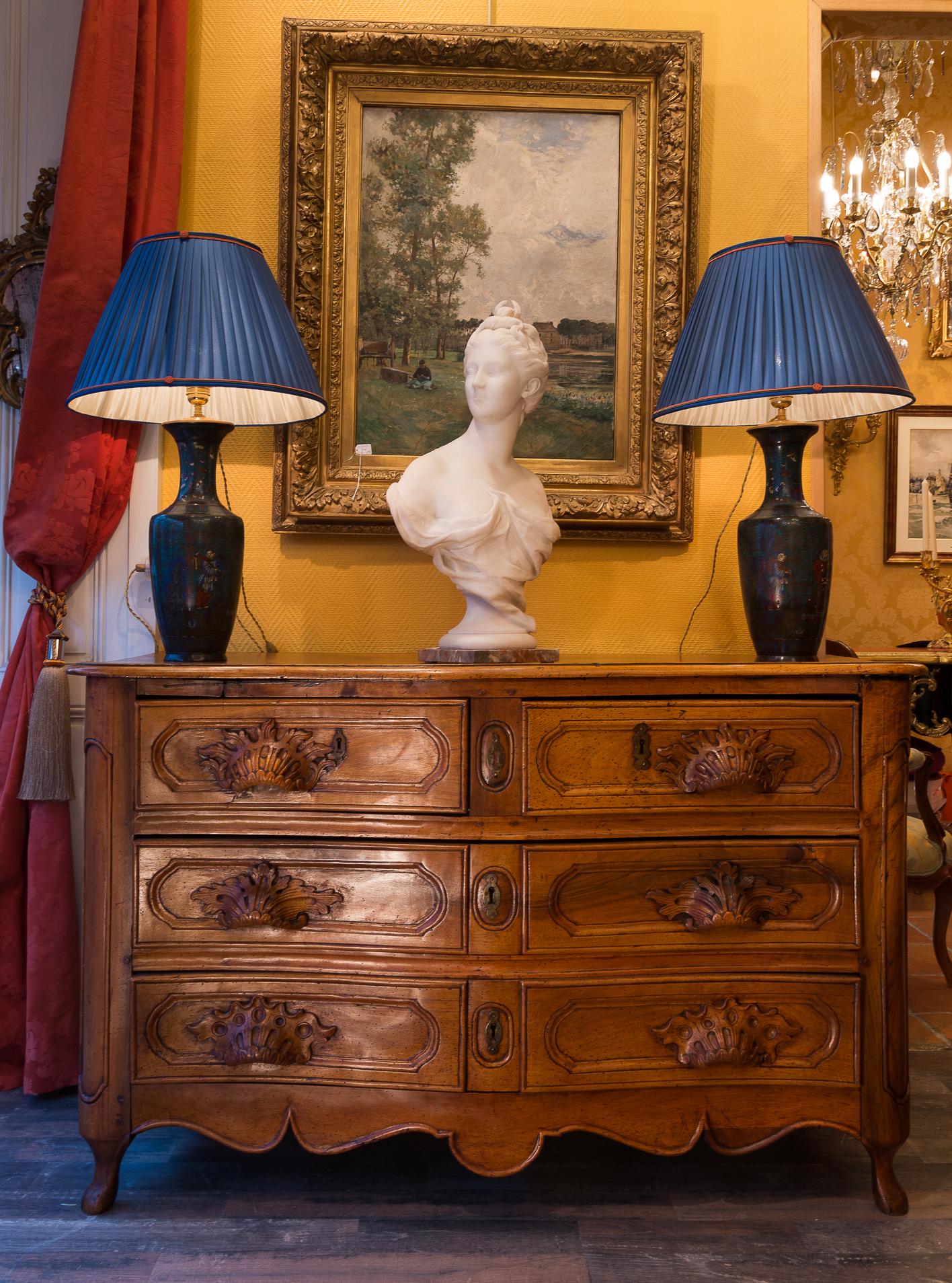 Amazing French Louis XV period commode, in hand-carved walnut. Our commode opening by three drawers. Walnut top. The chest raised on little animal feet.

South-West of France, mid-18th century commode, Louis XV period circa 1750.

Dimensions: H