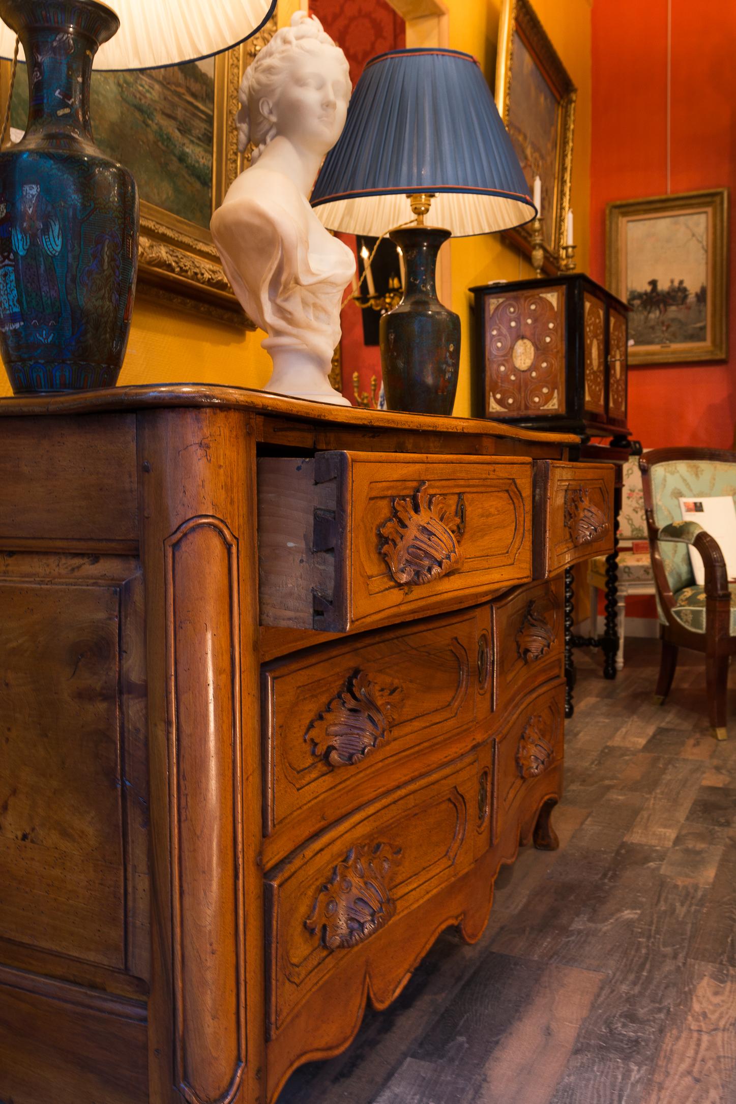 French Louis XV Period Walnut Hand Carved Commode, circa 1750 In Good Condition For Sale In Saint Ouen, FR