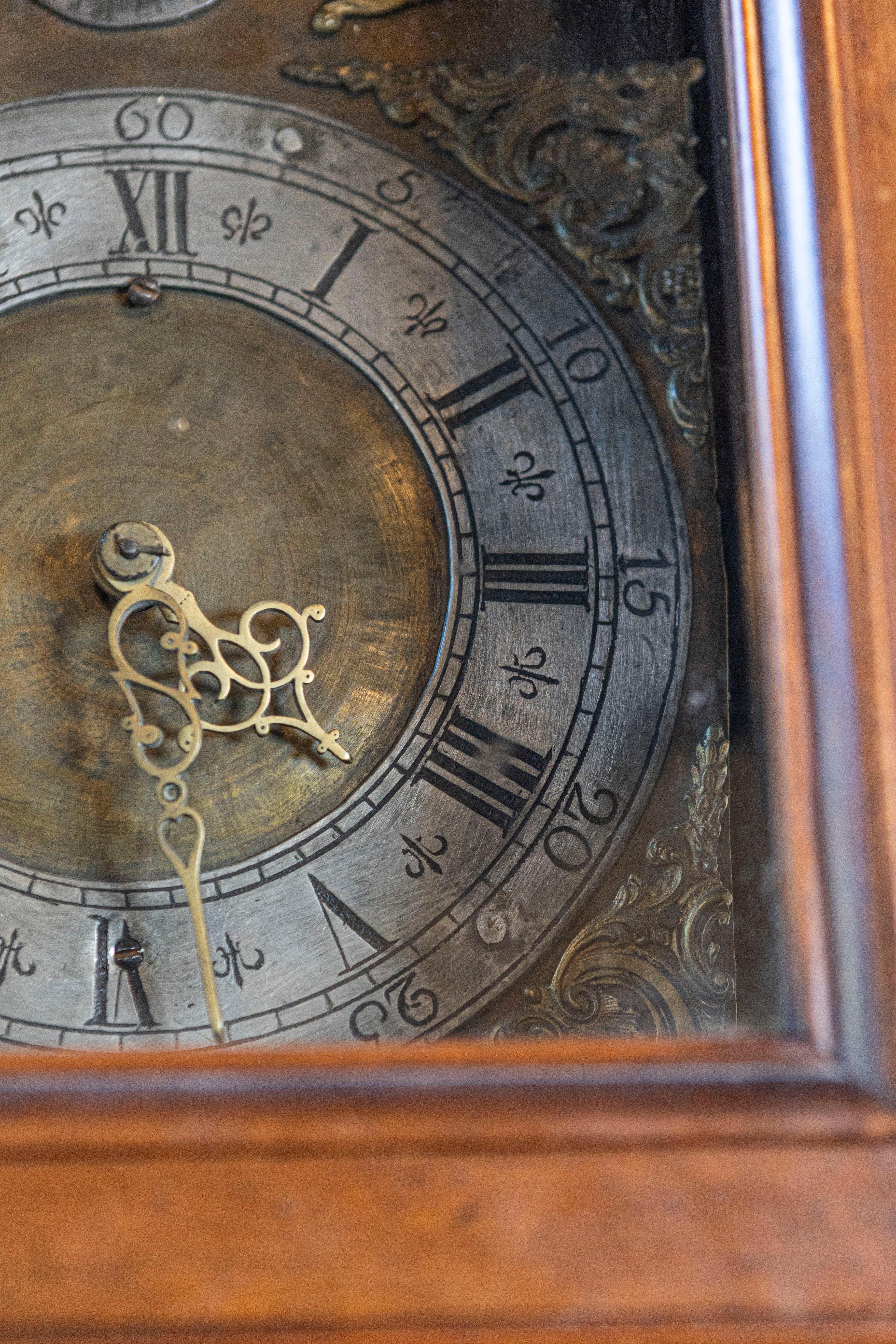 Pendule à long plateau en noyer d'époque Louis XV de la vallée du Rhône, vers 1760 en vente 4
