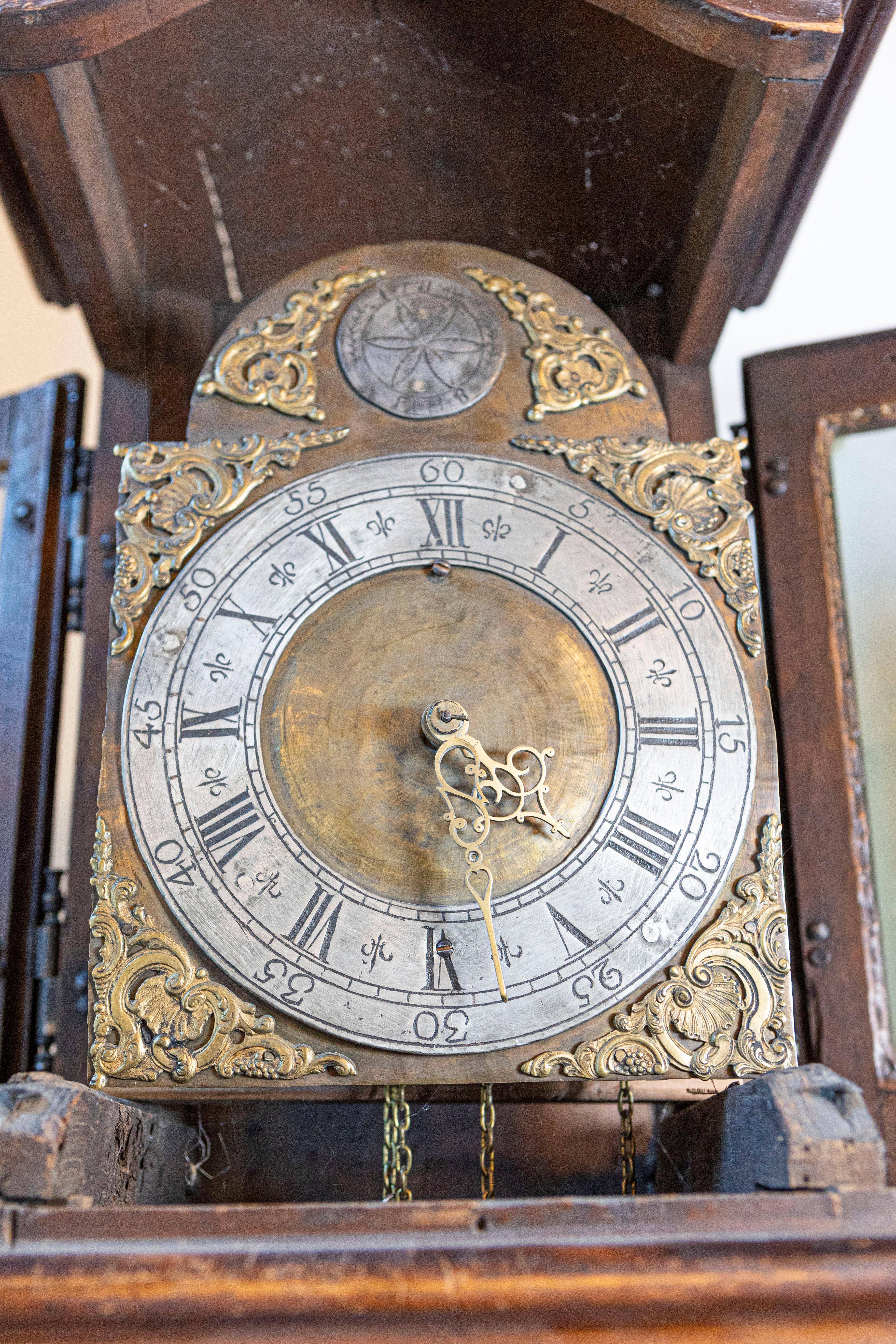 Pendule à long plateau en noyer d'époque Louis XV de la vallée du Rhône, vers 1760 en vente 5