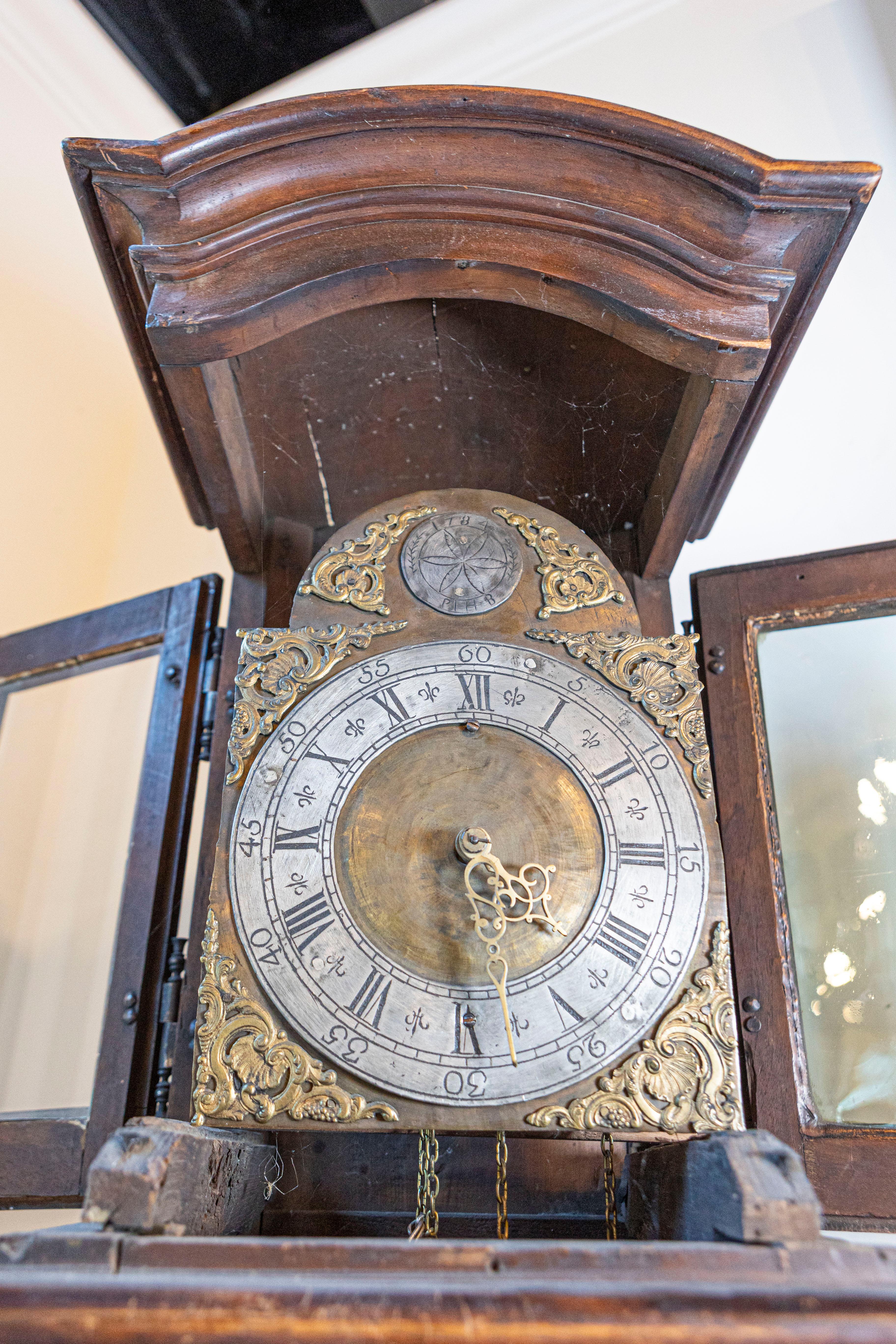 Pendule à long plateau en noyer d'époque Louis XV de la vallée du Rhône, vers 1760 en vente 6
