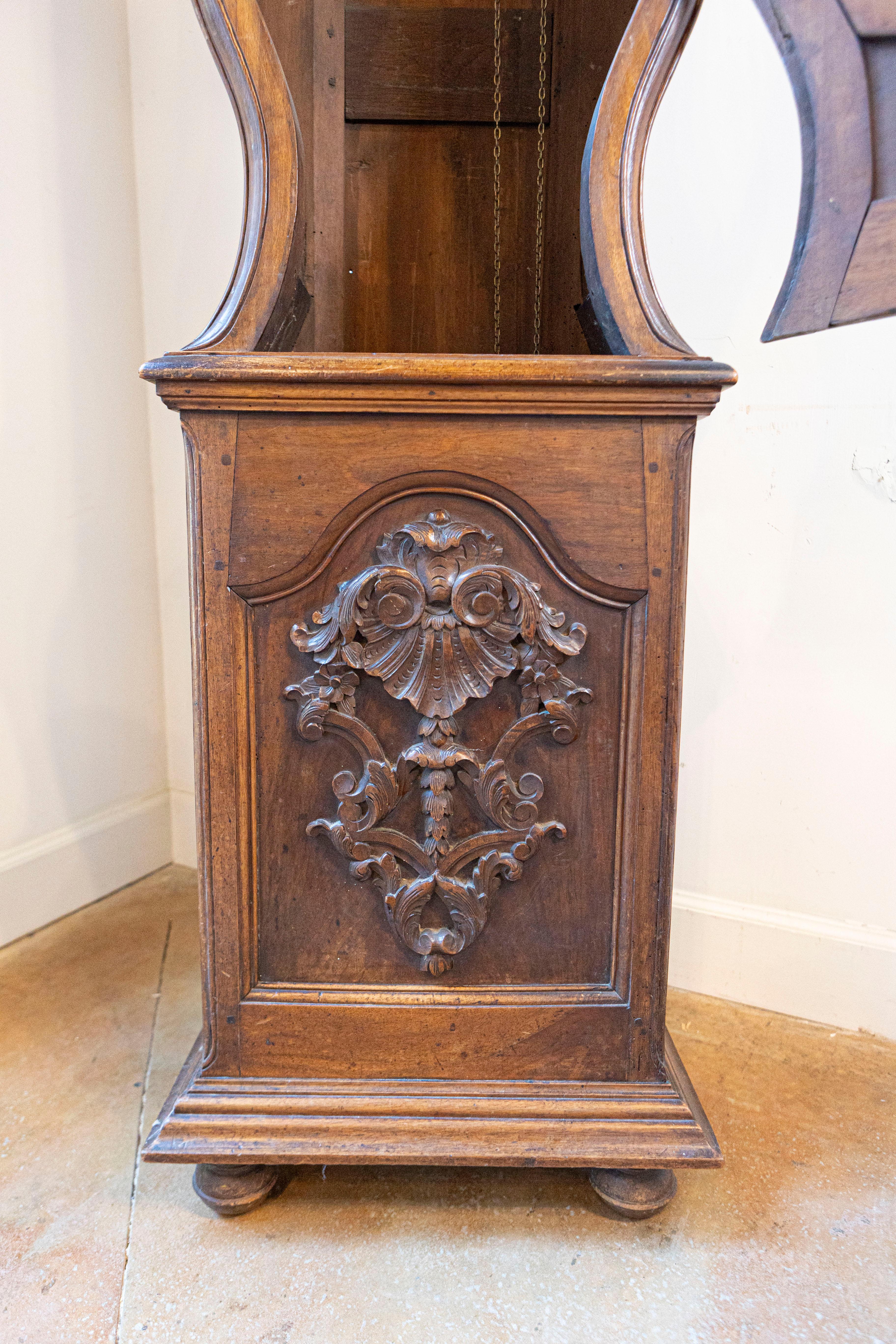 Pendule à long plateau en noyer d'époque Louis XV de la vallée du Rhône, vers 1760 en vente 9
