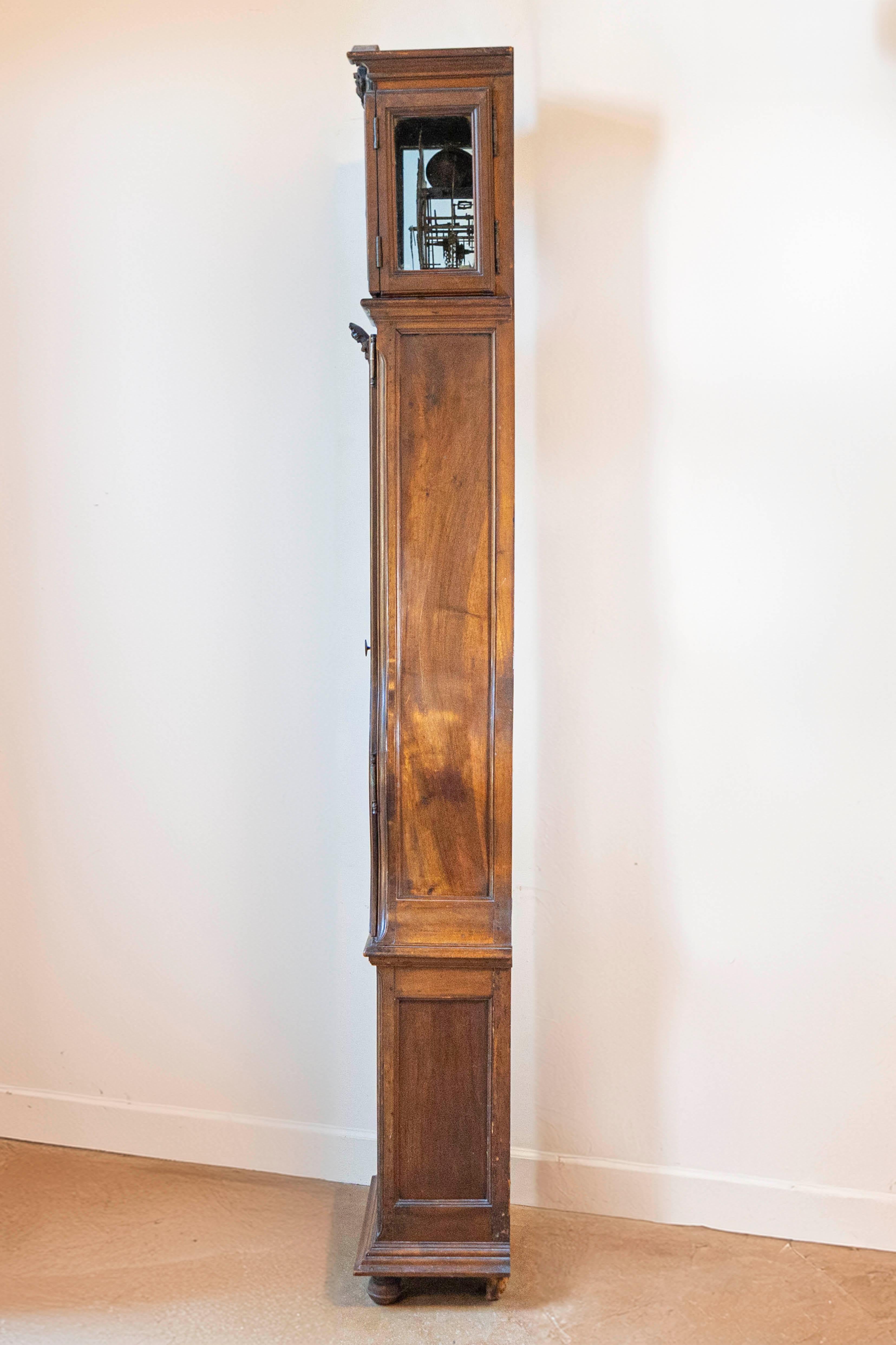Doré Pendule à long plateau en noyer d'époque Louis XV de la vallée du Rhône, vers 1760 en vente