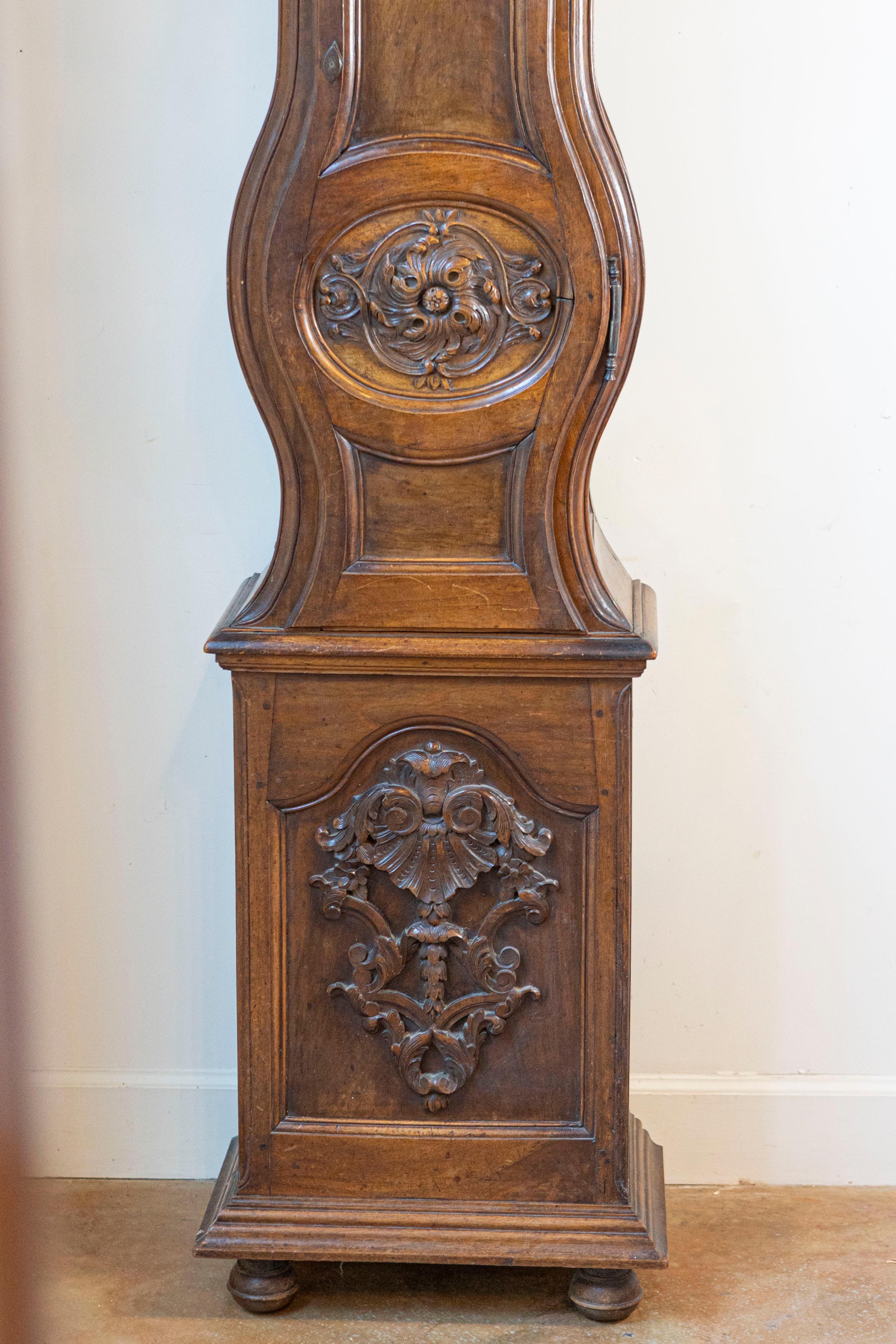 XVIIIe siècle Pendule à long plateau en noyer d'époque Louis XV de la vallée du Rhône, vers 1760 en vente