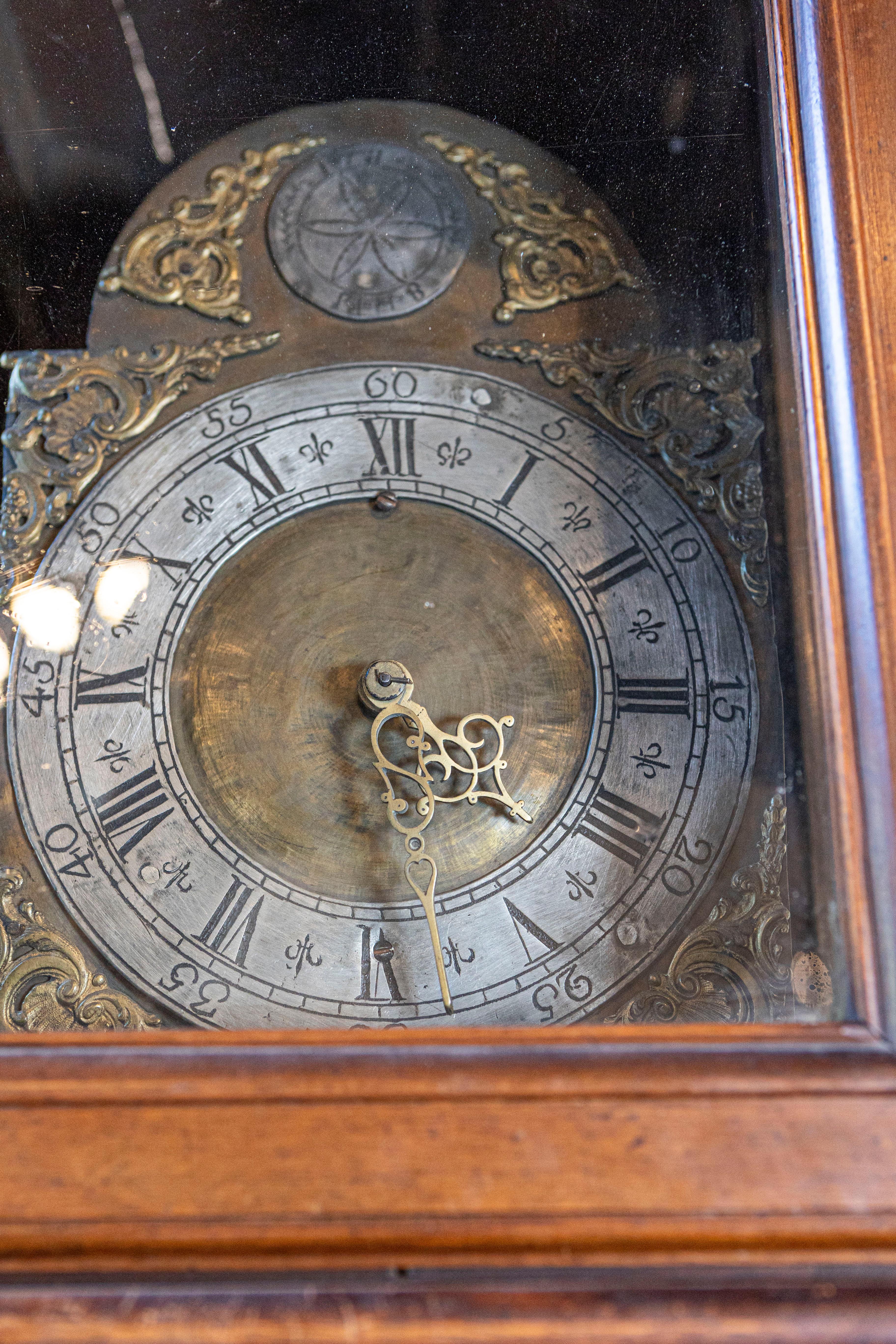 Pendule à long plateau en noyer d'époque Louis XV de la vallée du Rhône, vers 1760 en vente 1