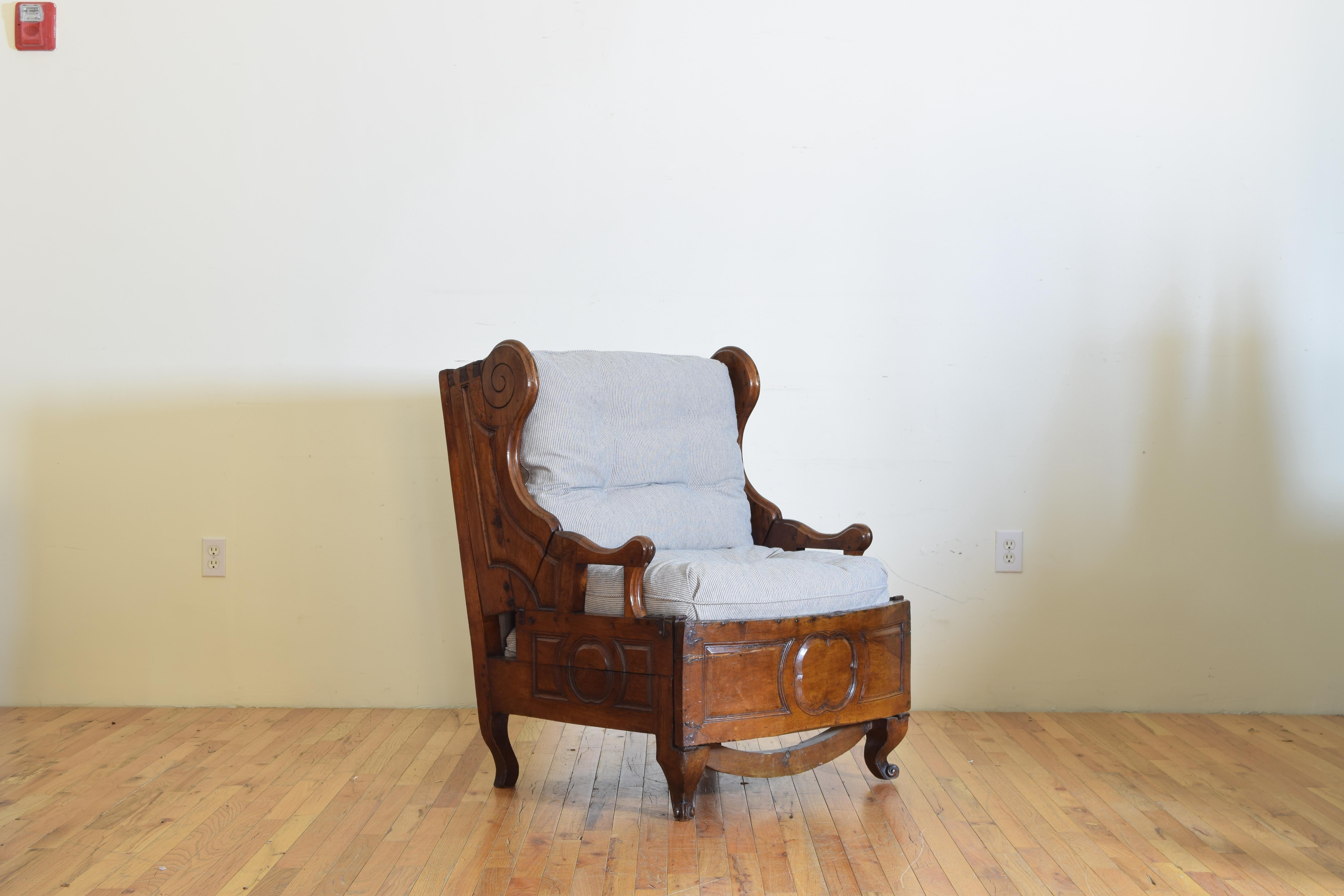 French Louis XV Period Walnut Metamorphic Chaise de Lit, Mid-18th Century In Good Condition In Atlanta, GA