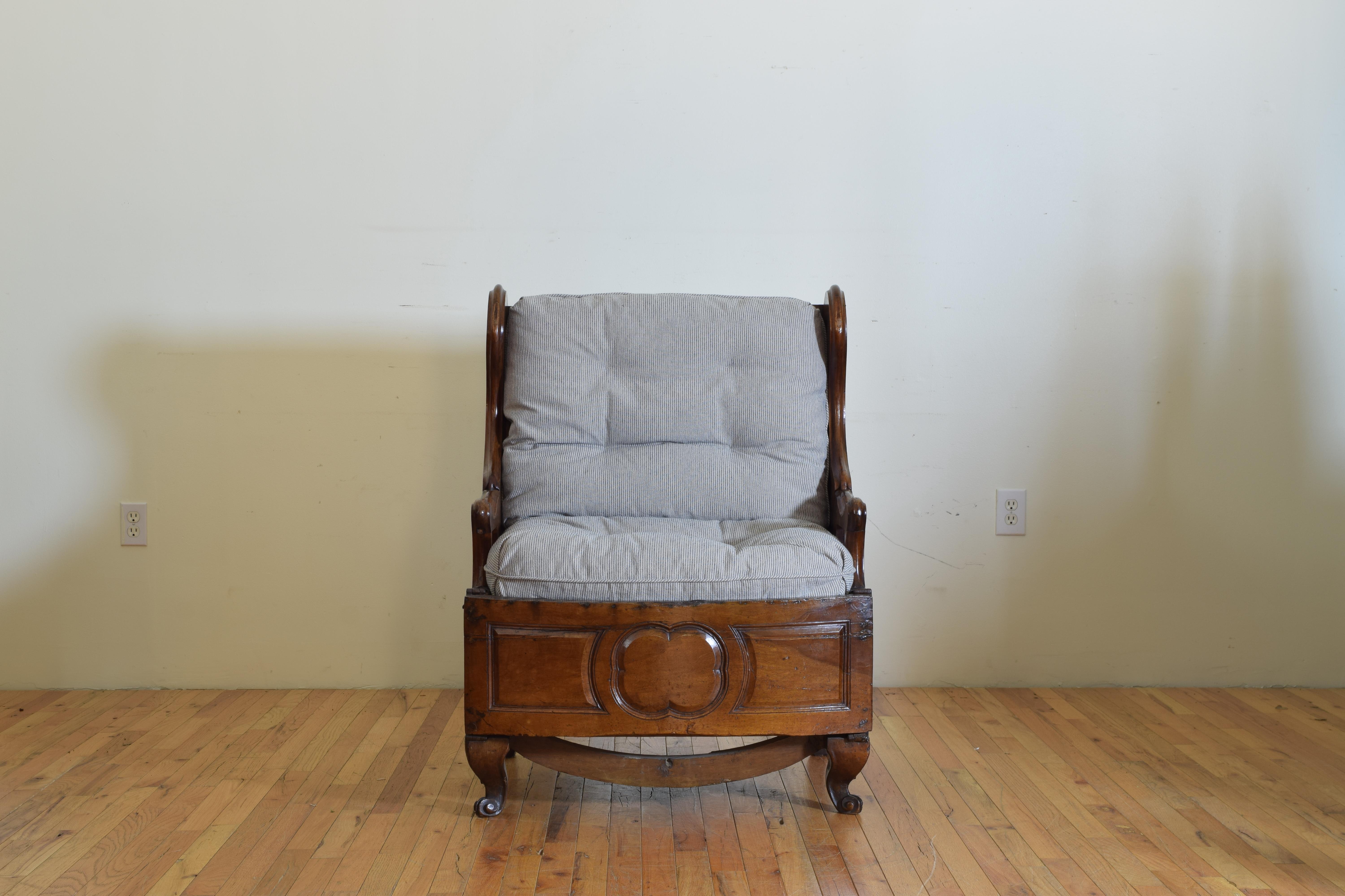 French Louis XV Period Walnut Metamorphic Chaise de Lit, Mid-18th Century 1