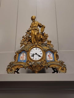 Uhr aus patinierter, vergoldeter und vergoldeter Bronze im Louis-XV-Stil, signiert Hottot Japy Freres