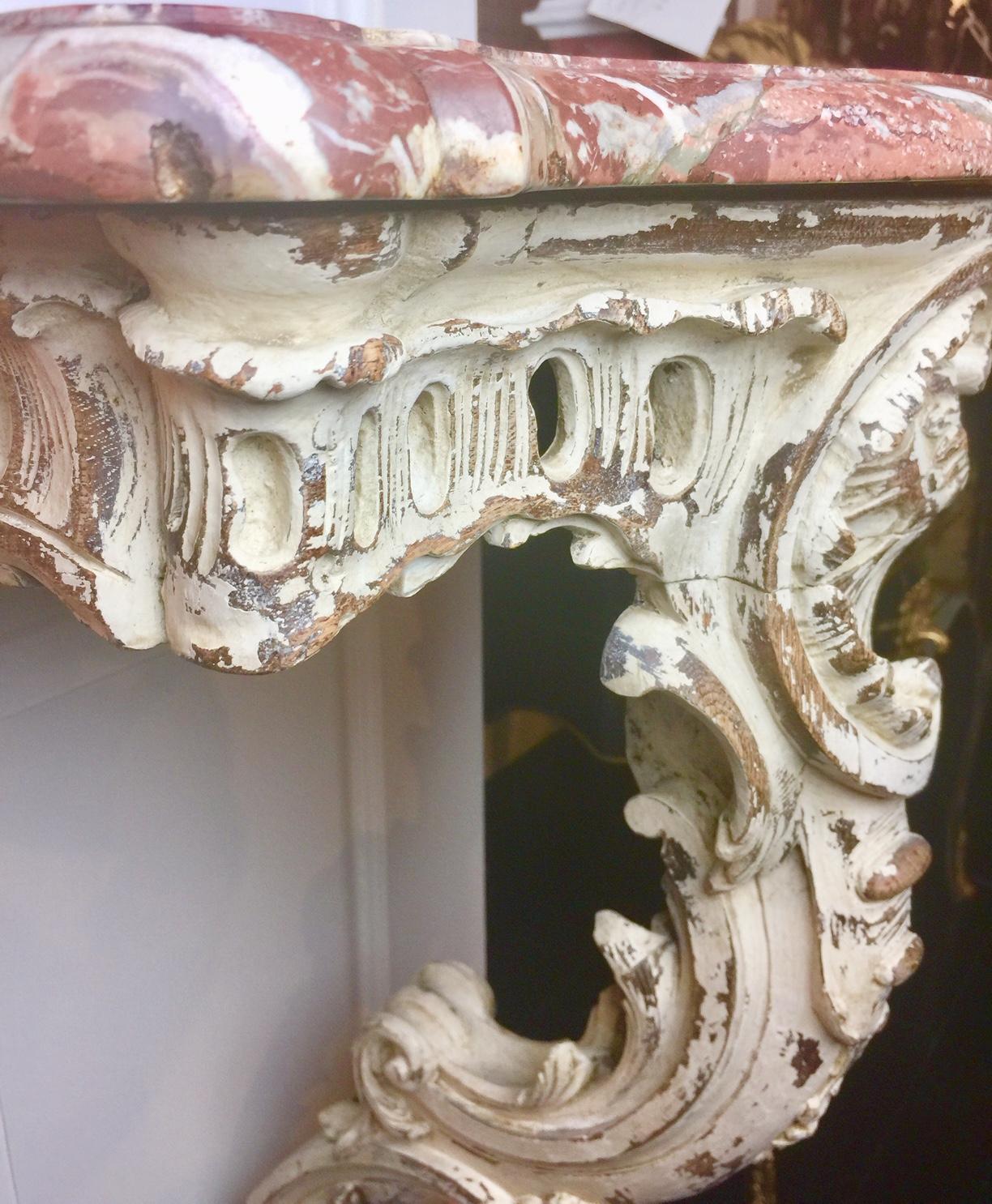 Französischer Konsolentisch mit Marmorplatte im Stil Louis XV der Provence, 19. Jahrhundert. Der reich skulptierte, handgeschnitzte Holzsockel wird von einem anmutigen, einzelnen Cabriole-Bein getragen. Diese Wandkonsole ist ein schönes Beispiel für