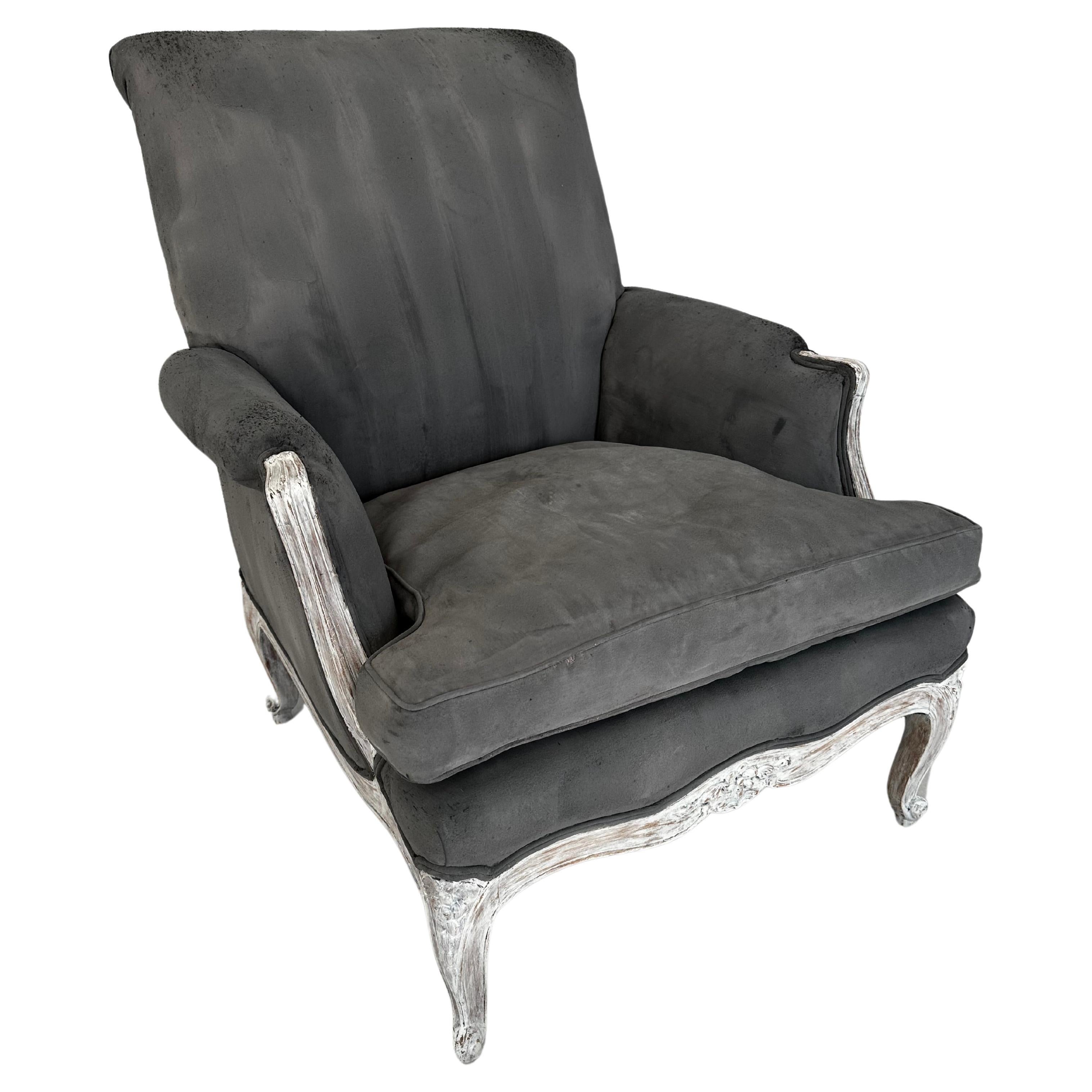 Le fauteuil de style provincial Louis XV, confortable et accueillant, s'intègre parfaitement à tout espace intérieur, qu'il s'agisse d'une chambre à coucher, d'un salon ou d'une salle de séjour.
La chaise bien fabriquée avec un cadre en bois sculpté