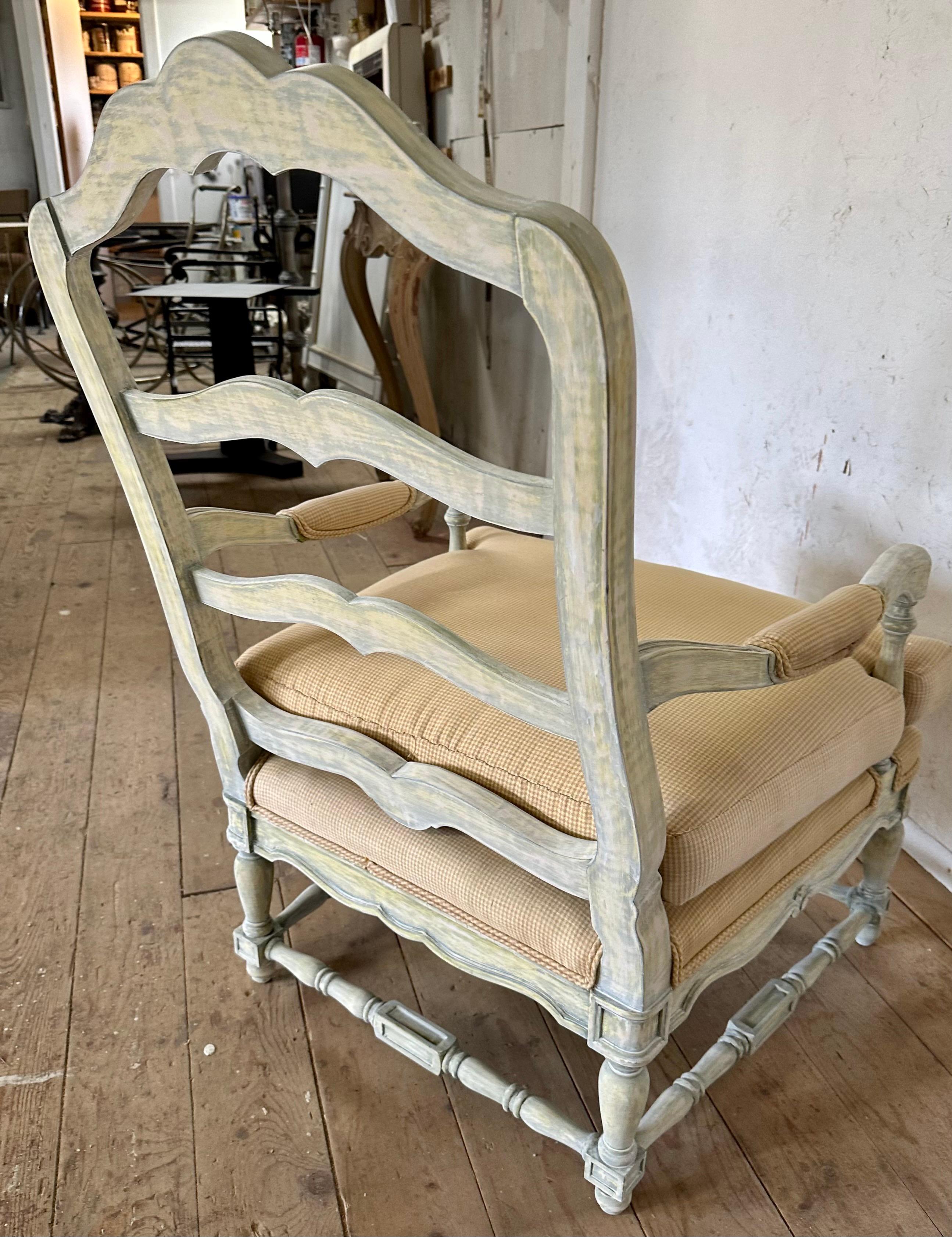Französische Louis XV Provincial Stil Bergere Lounge Stuhl und Ottoman im Angebot 3