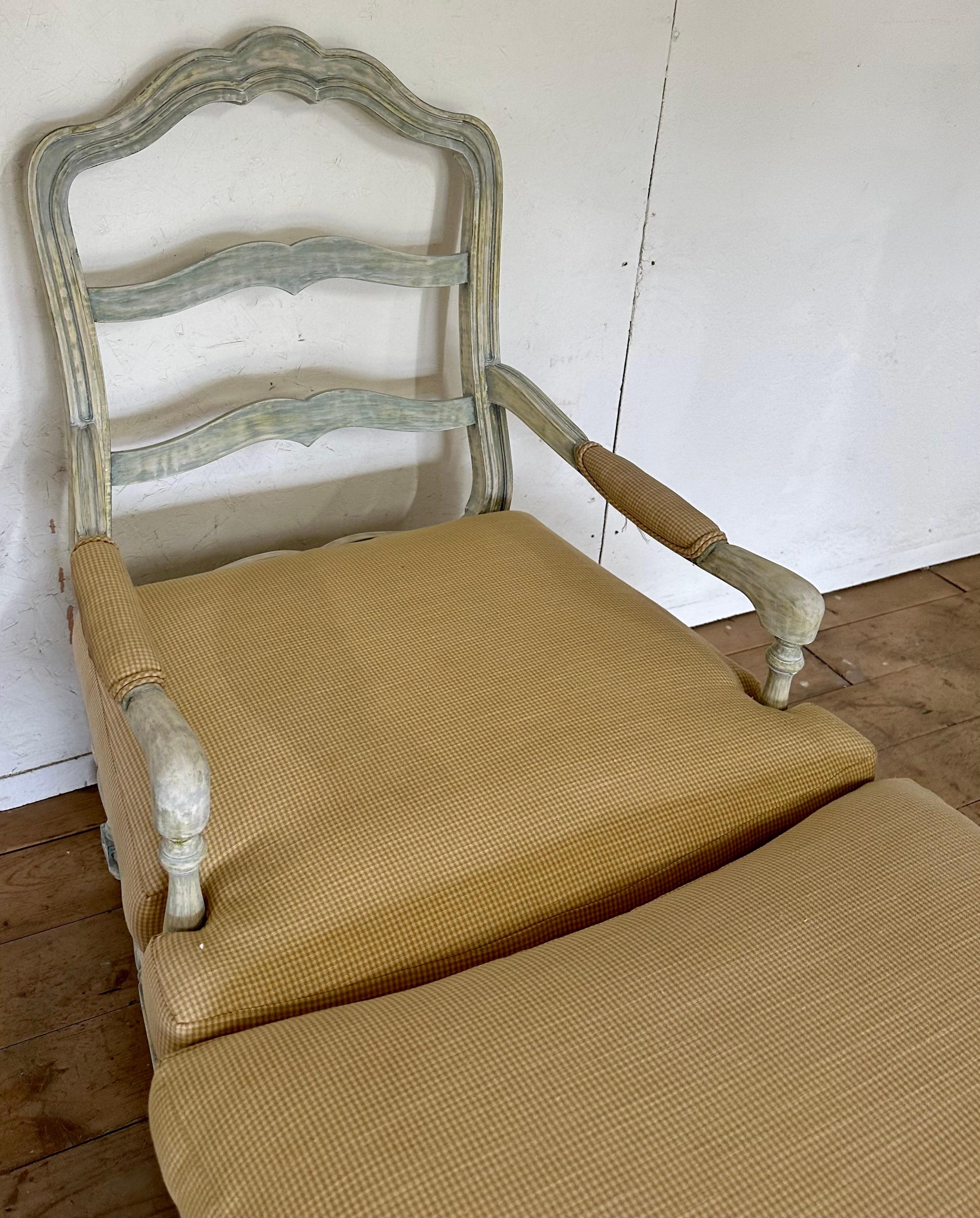 Chaise longue et ottoman en bergère de style provincial Louis XV en vente 9