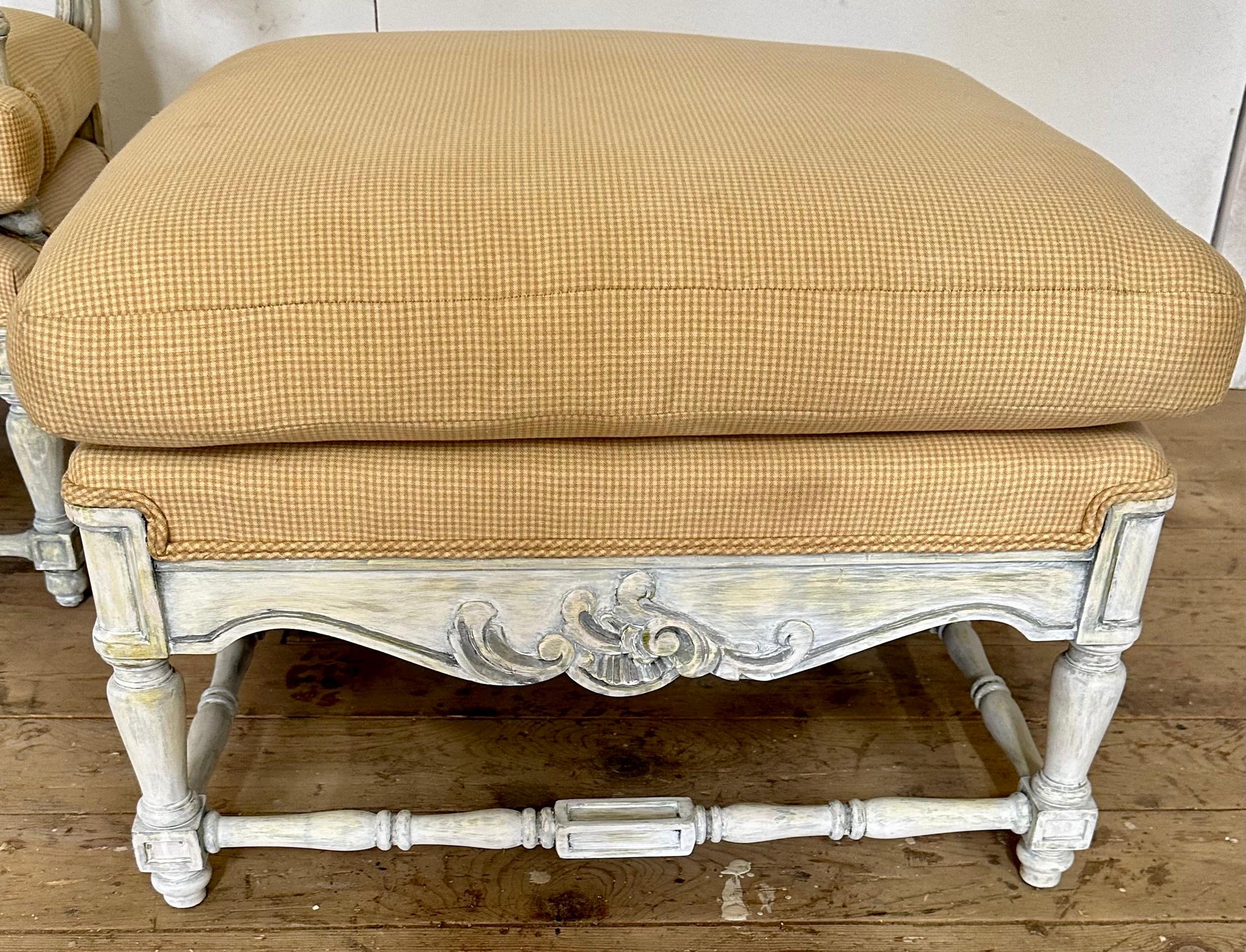 Französische Louis XV Provincial Stil Bergere Lounge Stuhl und Ottoman (Gemalt) im Angebot