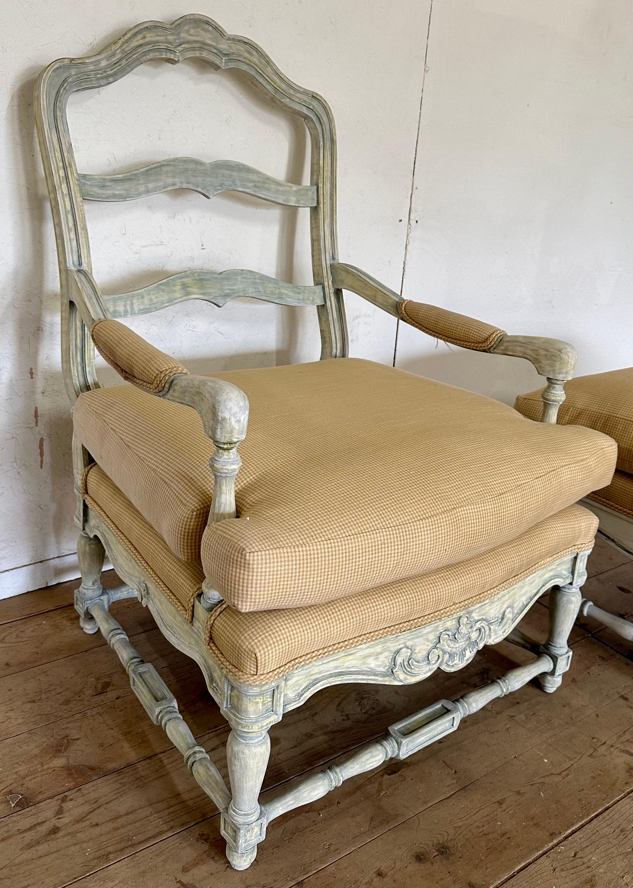 Französische Louis XV Provincial Stil Bergere Lounge Stuhl und Ottoman im Zustand „Relativ gut“ im Angebot in Sheffield, MA