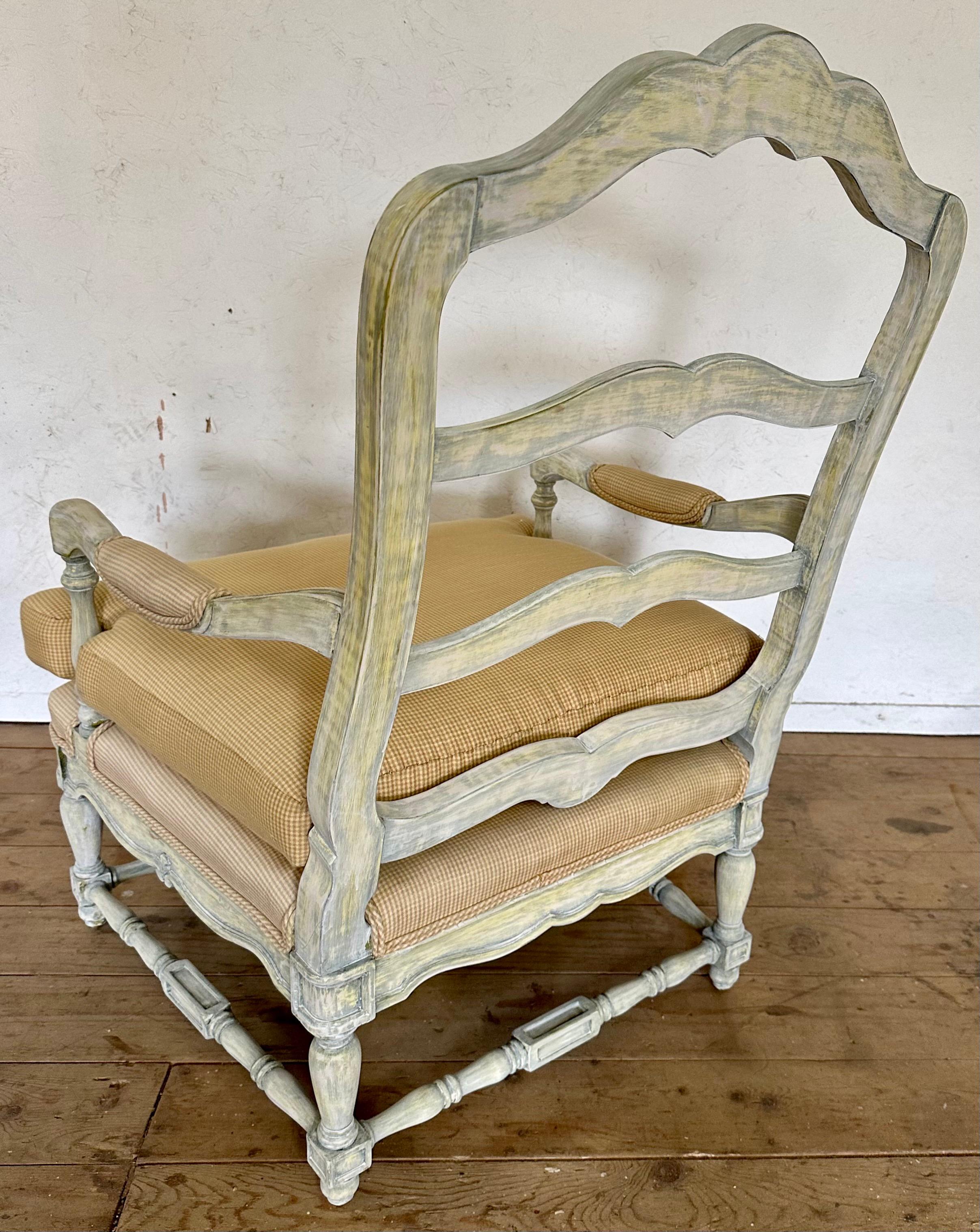 Französische Louis XV Provincial Stil Bergere Lounge Stuhl und Ottoman im Angebot 1