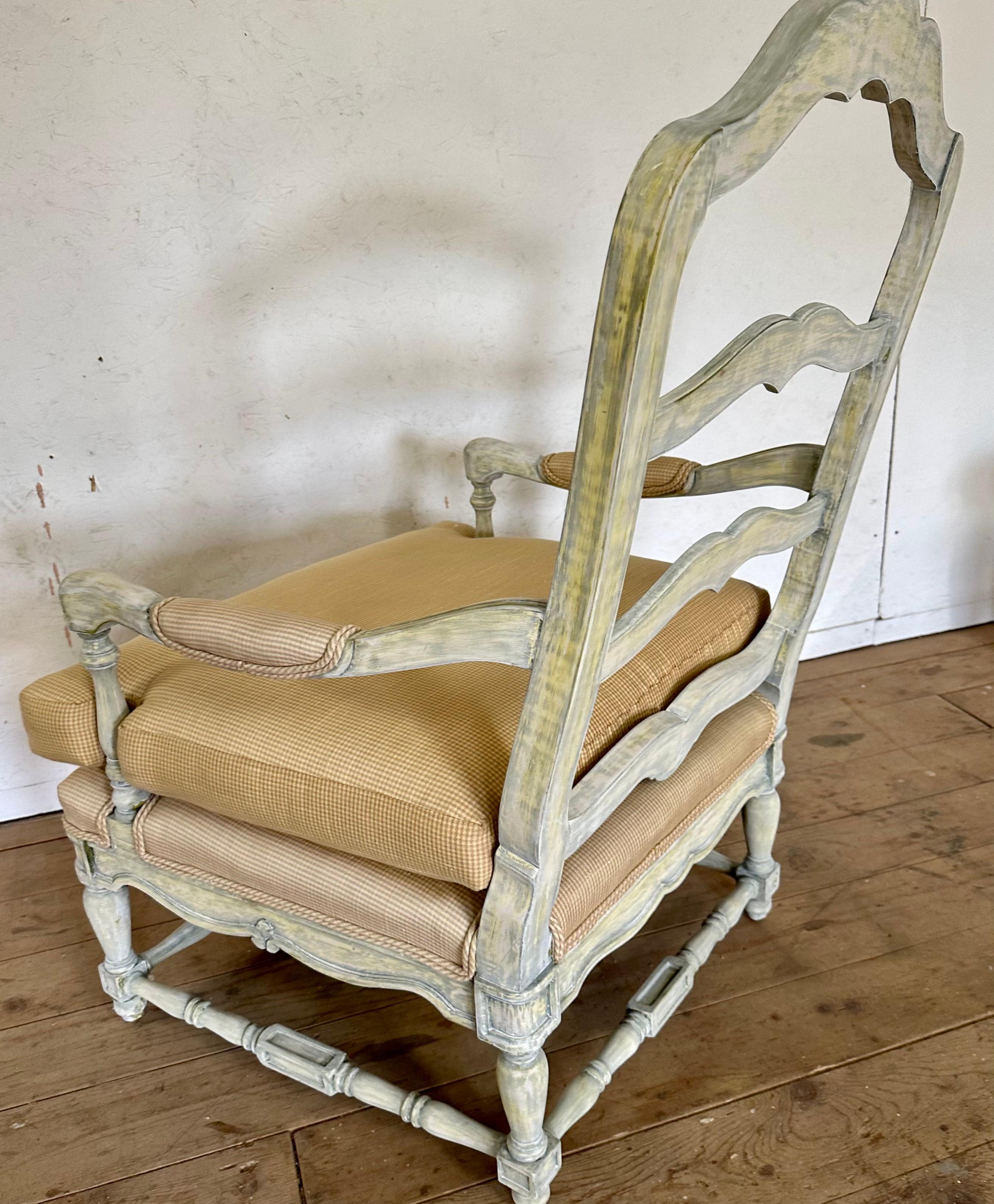 Französische Louis XV Provincial Stil Bergere Lounge Stuhl und Ottoman im Angebot 2