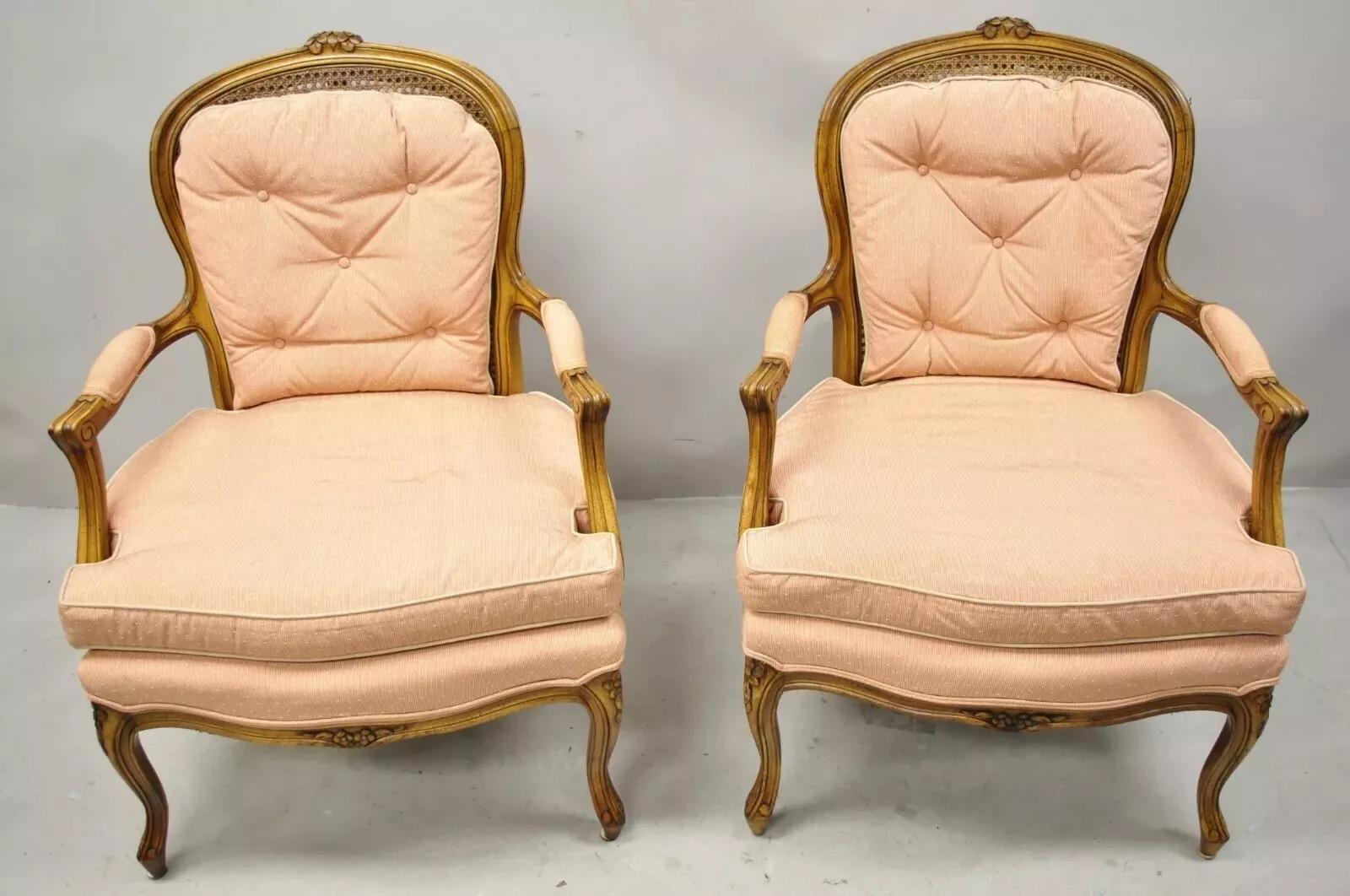 Poltrone con schienale a canne in noce intagliato in stile provinciale Louis XV - una coppia in vendita 3