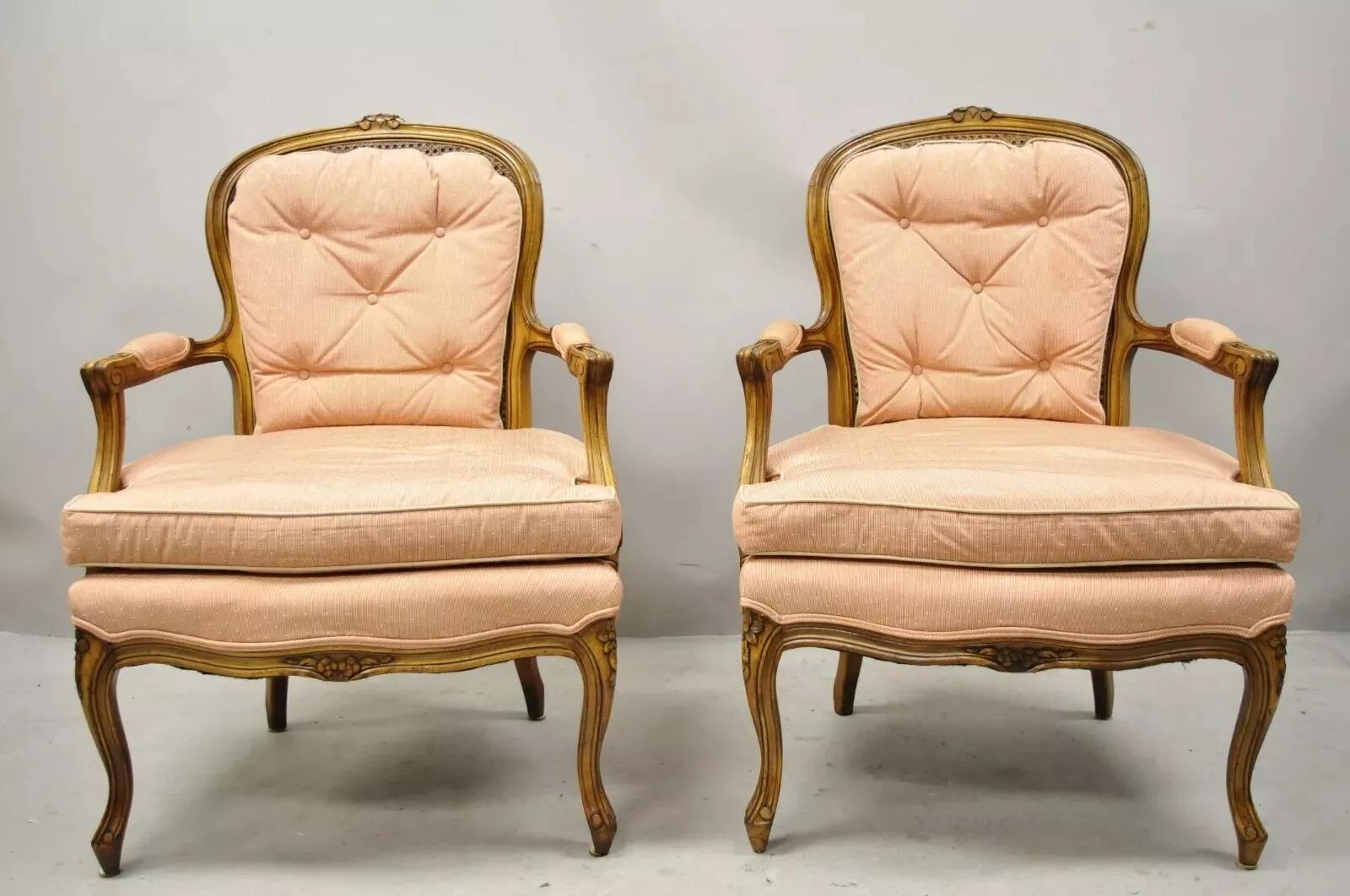 Poltrone con schienale a canne in noce intagliato in stile provinciale francese Louis XV - una coppia. L'articolo presenta schienale in canna, struttura in legno massiccio, braccioli imbottiti, dettagli ben intagliati, gambe a cabriola, un articolo