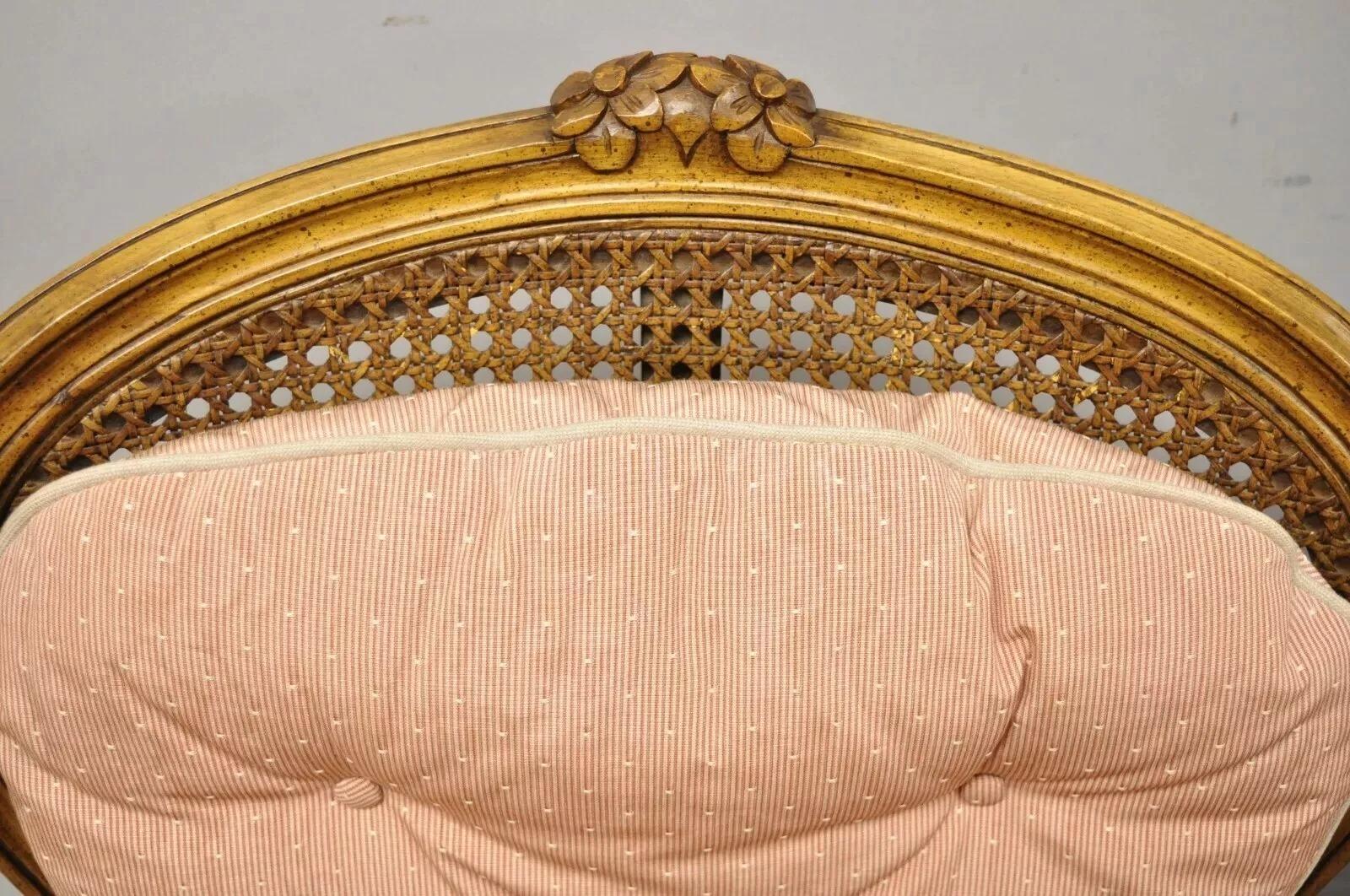 Luigi XV Poltrone con schienale a canne in noce intagliato in stile provinciale Louis XV - una coppia in vendita