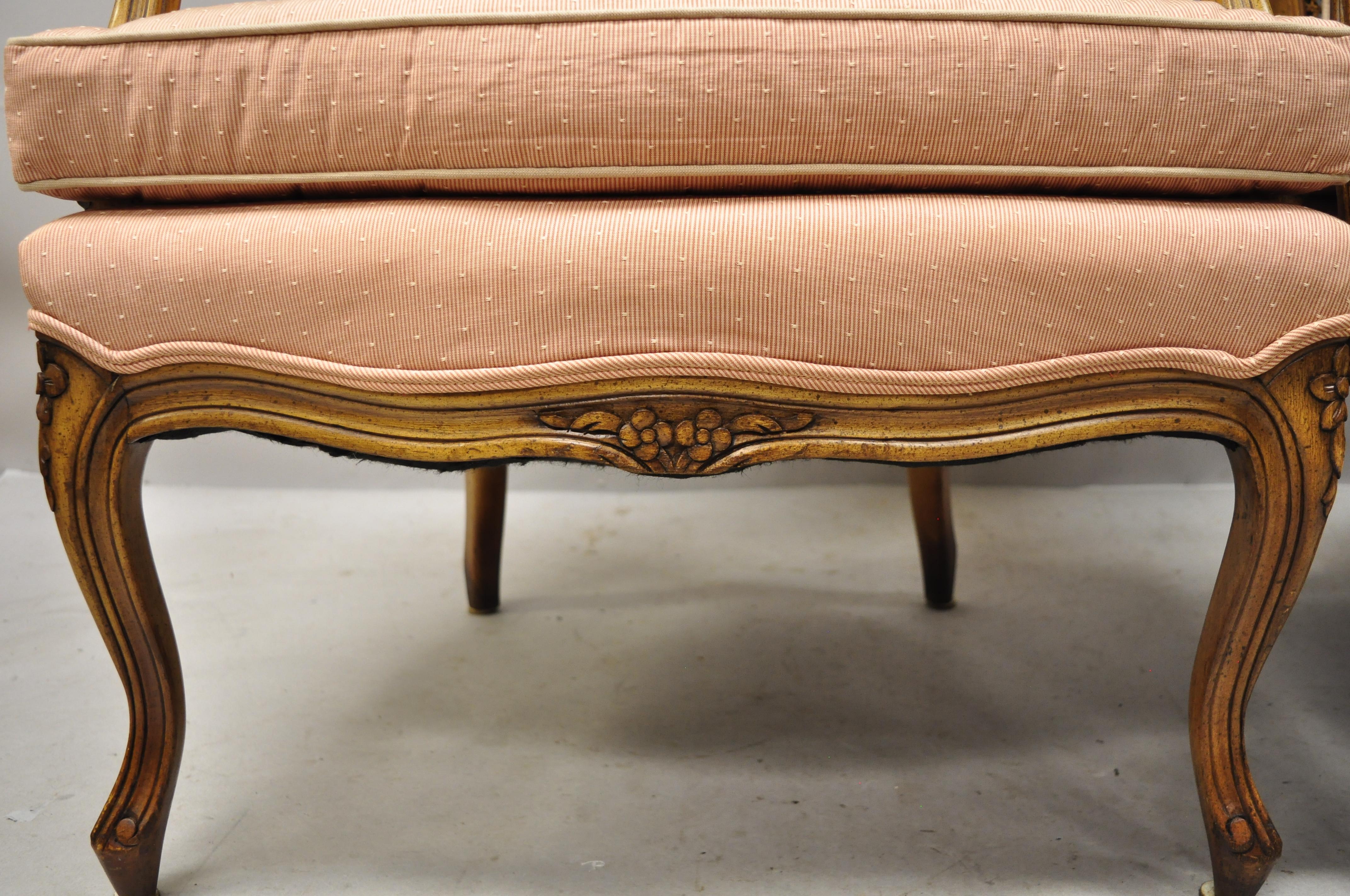 Ein Paar geschnitzte Sessel aus Nussbaumholz mit Rohrrücken, im französischen Louis XV.-Stil (Italienisch) im Angebot