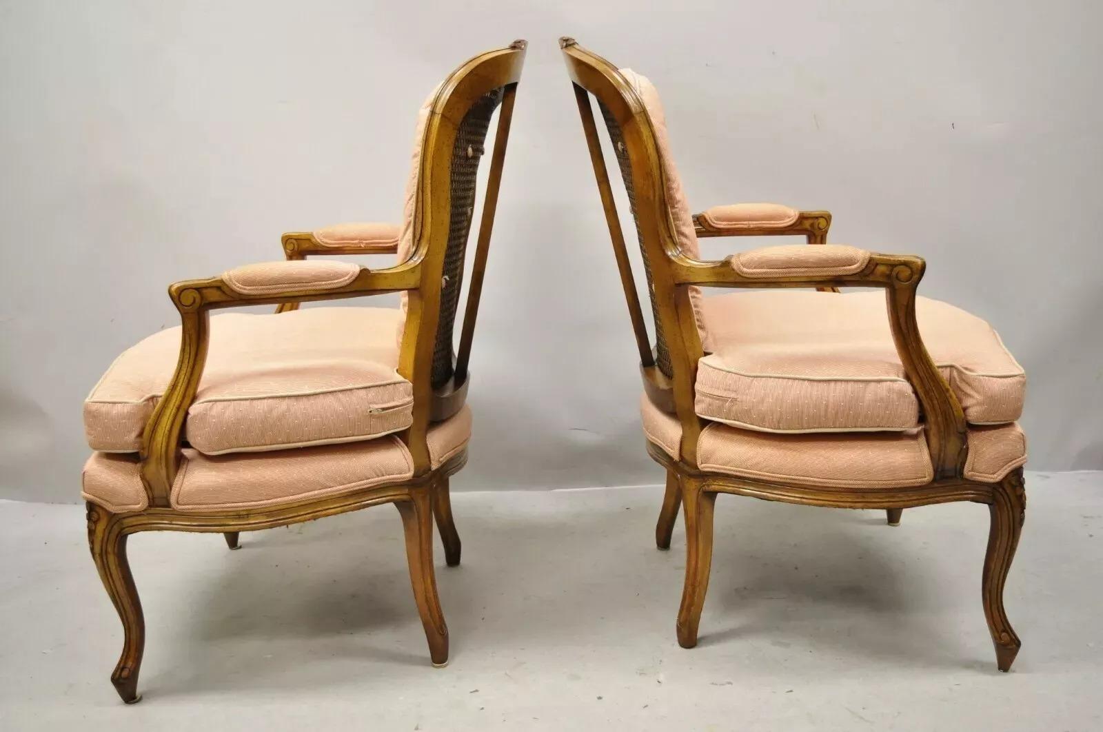 Poltrone con schienale a canne in noce intagliato in stile provinciale Louis XV - una coppia In condizioni buone in vendita a Philadelphia, PA