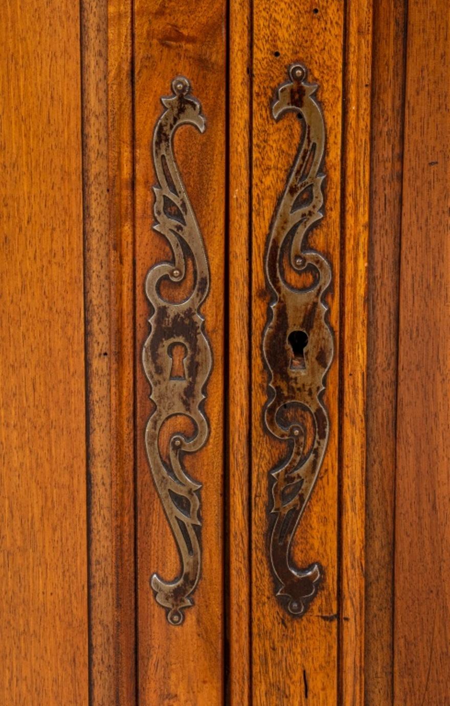 Armoire d'angle ou encoignure en chêne sculpté de style provincial Louis XV, une porte à panneaux incurvés, reposant sur des pieds cabriole, plaque du fabricant français à l'arrière.

Distributeur : S138XX.