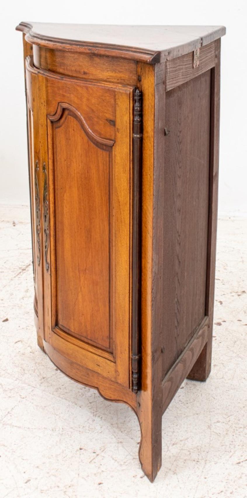 French Louis XV Provincial Style Corner Cupboard In Good Condition For Sale In New York, NY
