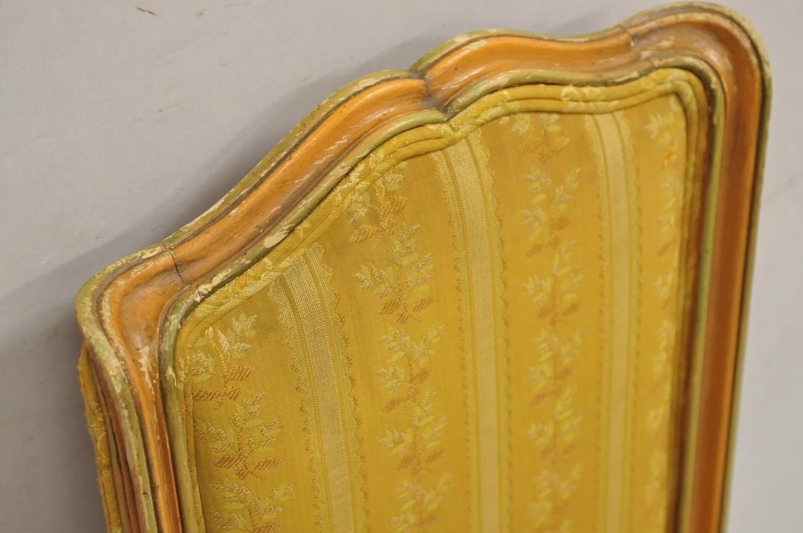 Silla Babucha Francesa de Cinco Patas Estilo Provincial Luis XV Pintada de Melocotón en venta 1