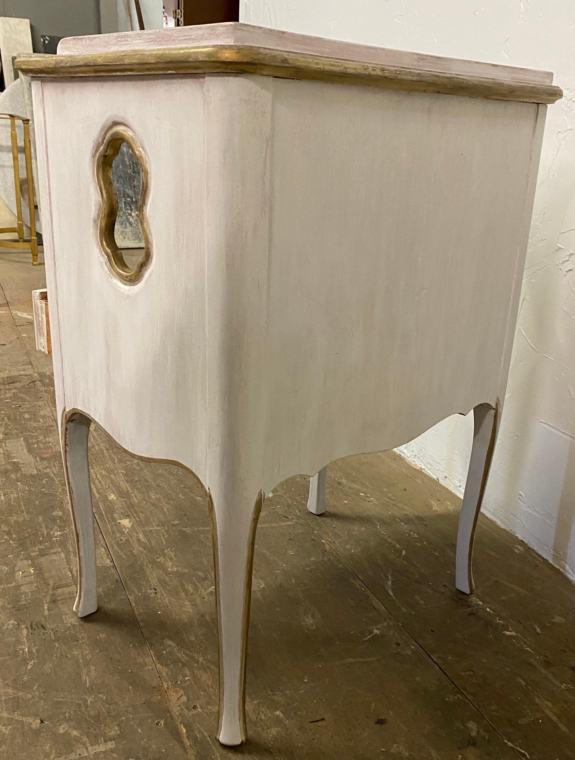 Provincial français Table de nuit de style provincial Louis XV en vente