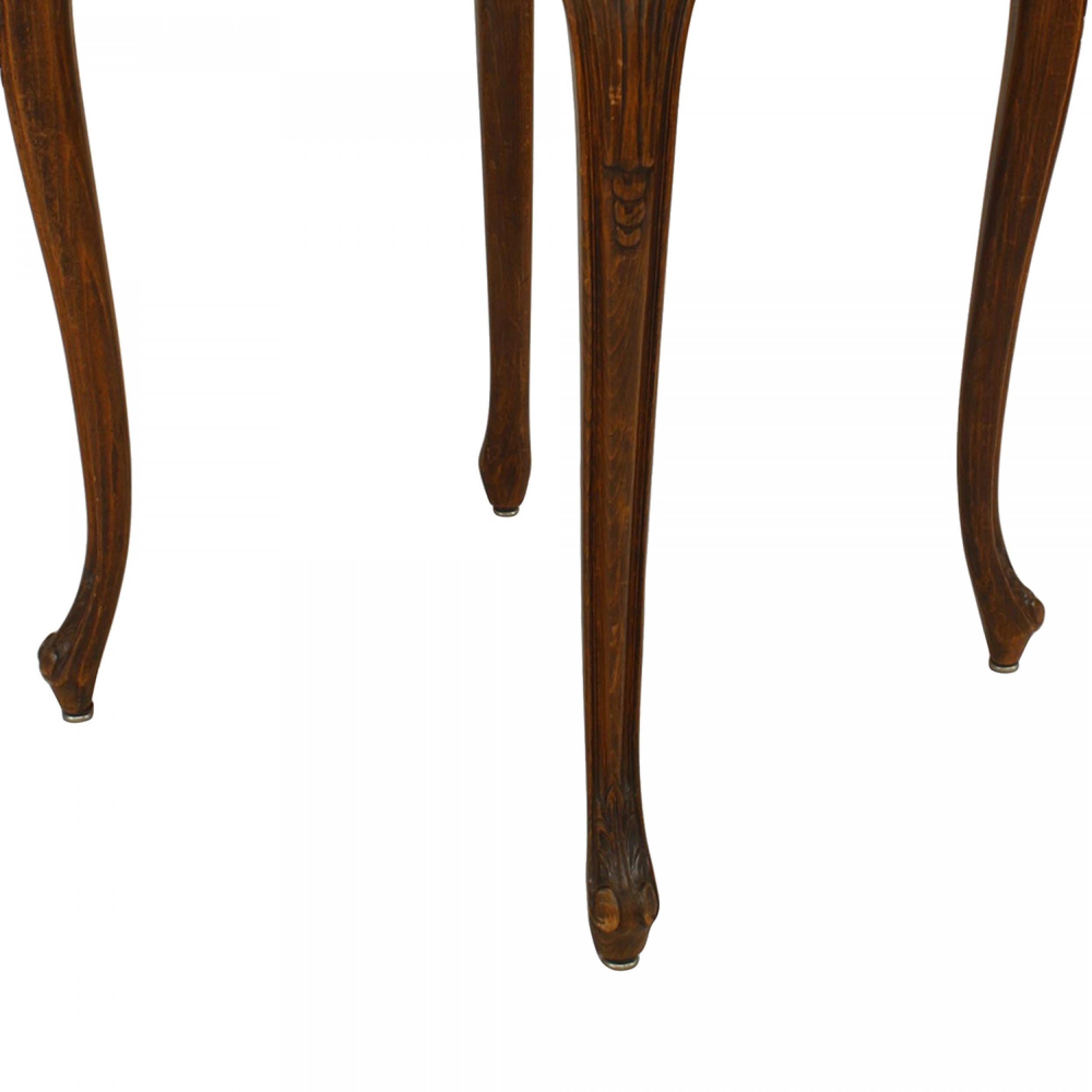 Fait main Tables d'appoint en noyer de style Louis XV en vente