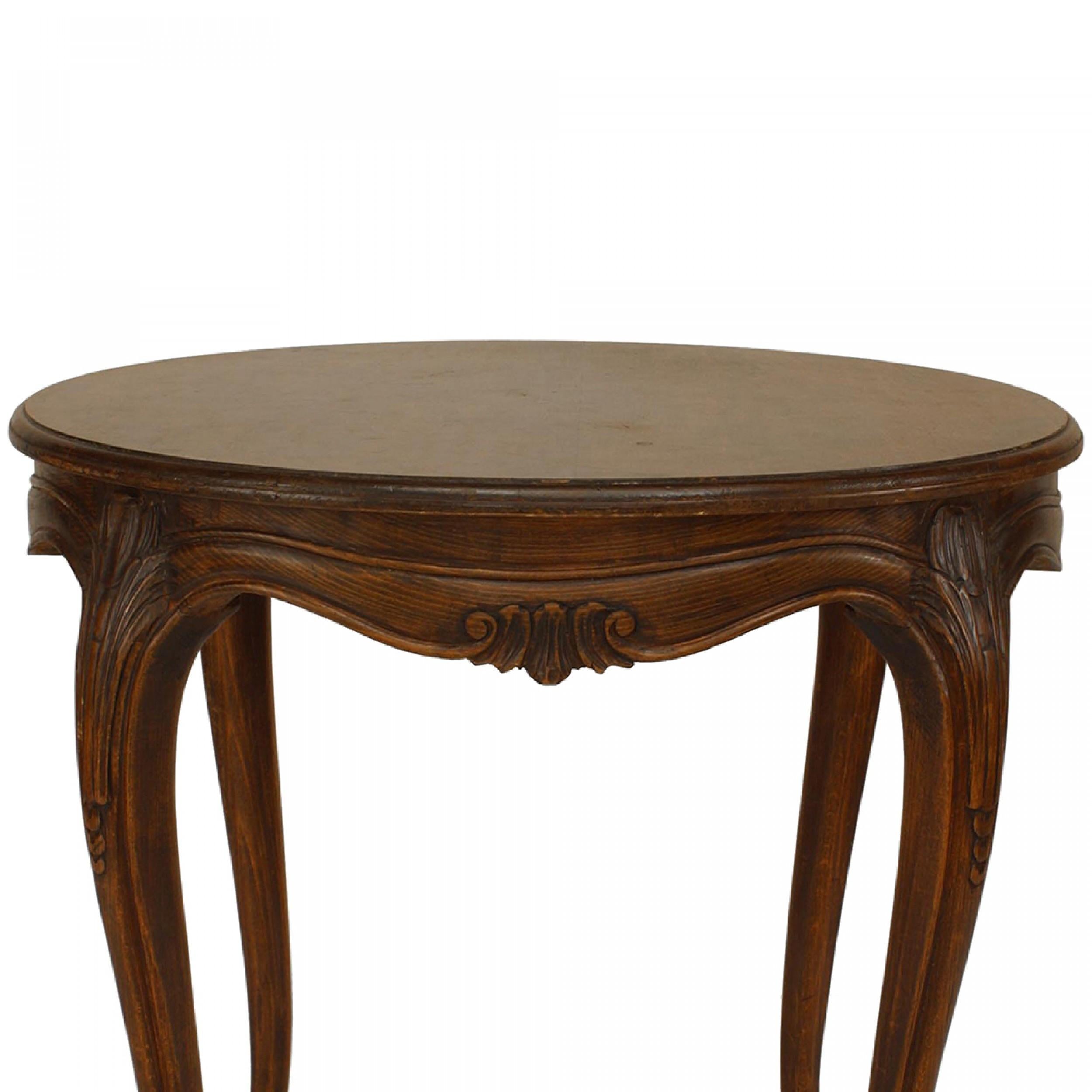 Tables d'appoint en noyer de style Louis XV Bon état - En vente à Queens, NY
