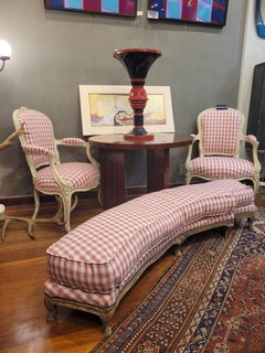 Banc, tabouret et banc français Louis XV à carreaux rouges et bois sculpté