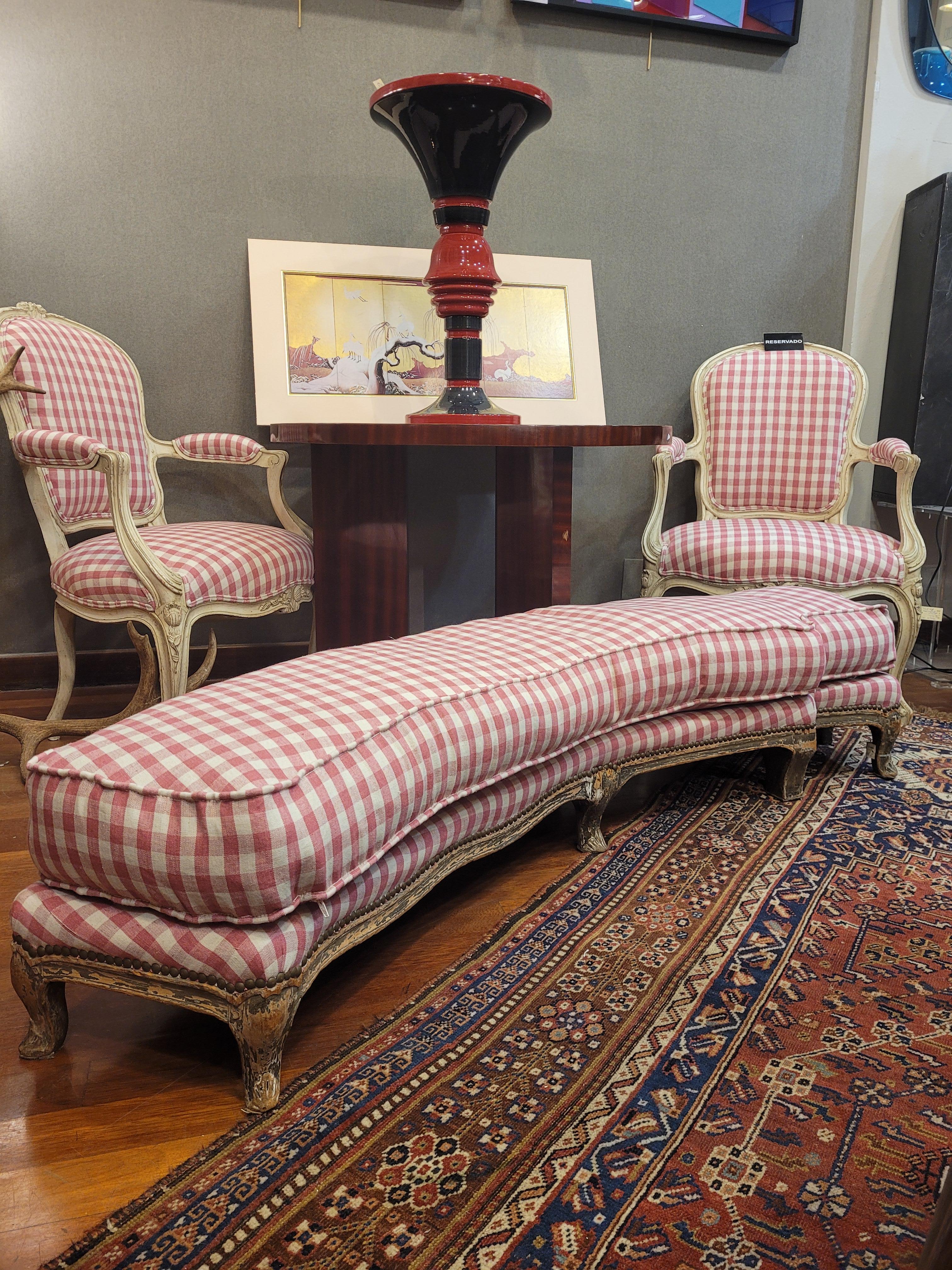 French Louis XV Red Checkered Fabric and Carved Wood Bench, Stool In Good Condition In Valladolid, ES
