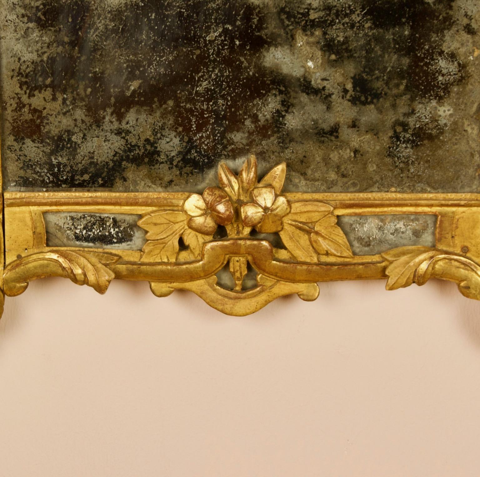 French Louis XV Rococo 18th Century Carved Gilt Wood Flower Basket Wall Mirror In Good Condition In Berlin, DE