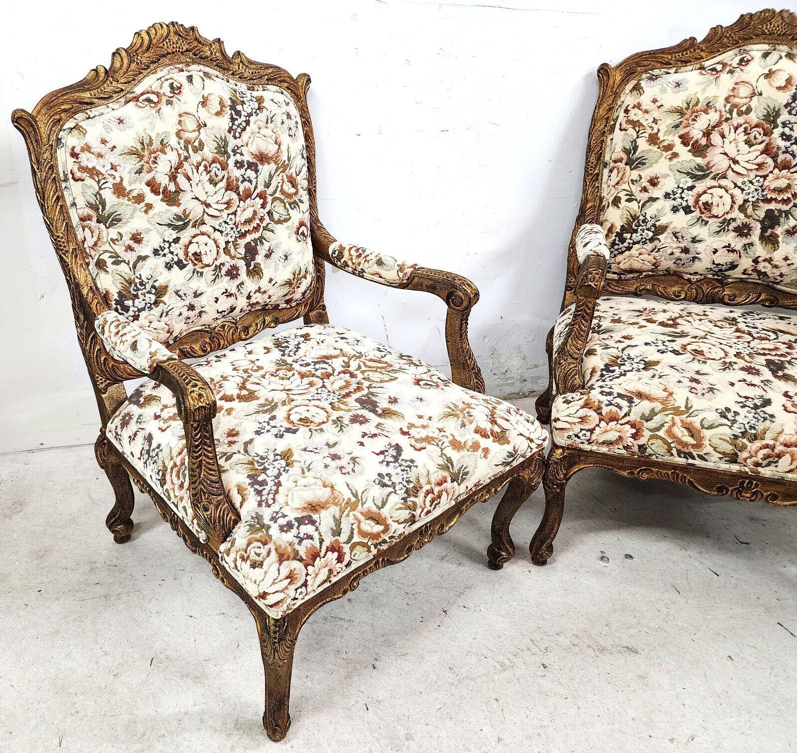 Französische Louis XV Rokoko-Fauteuil-Sessel aus vergoldetem Holz in Übergröße - ein Paar im Zustand „Gut“ im Angebot in Lake Worth, FL