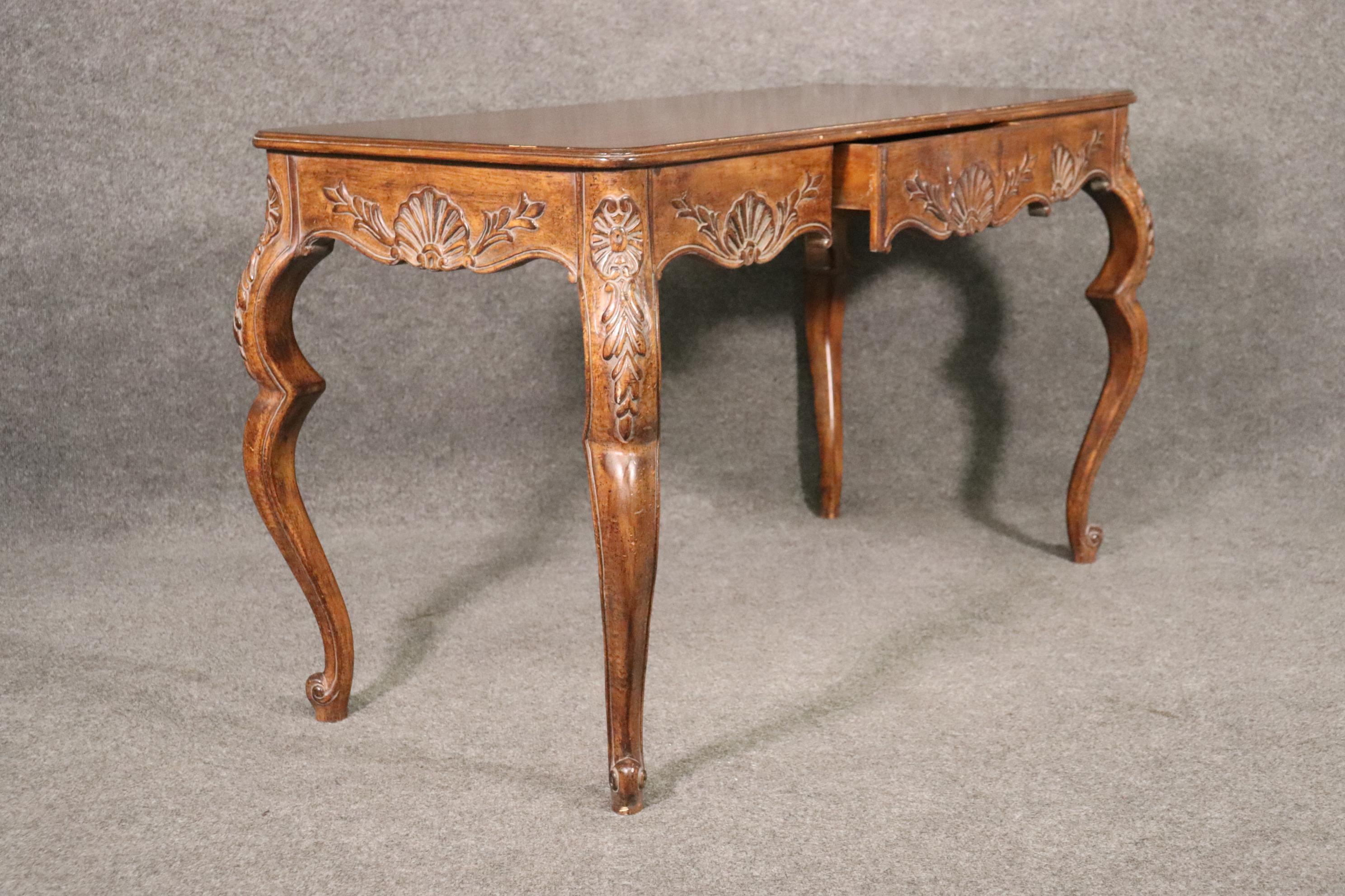 Schreibtisch aus Nussbaumholz im Louis-XV-Rokoko-Stil, ca. 1960er Jahre  (Louis XV.) im Angebot